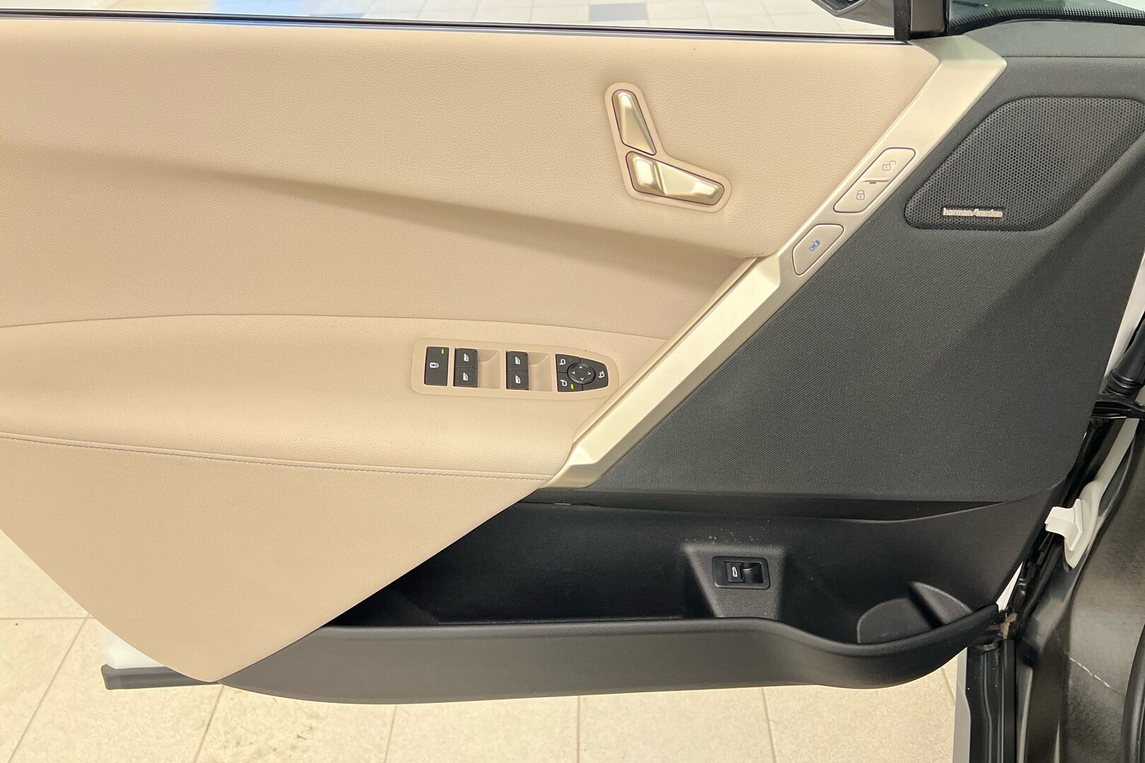 BMW iX iso kuva 11