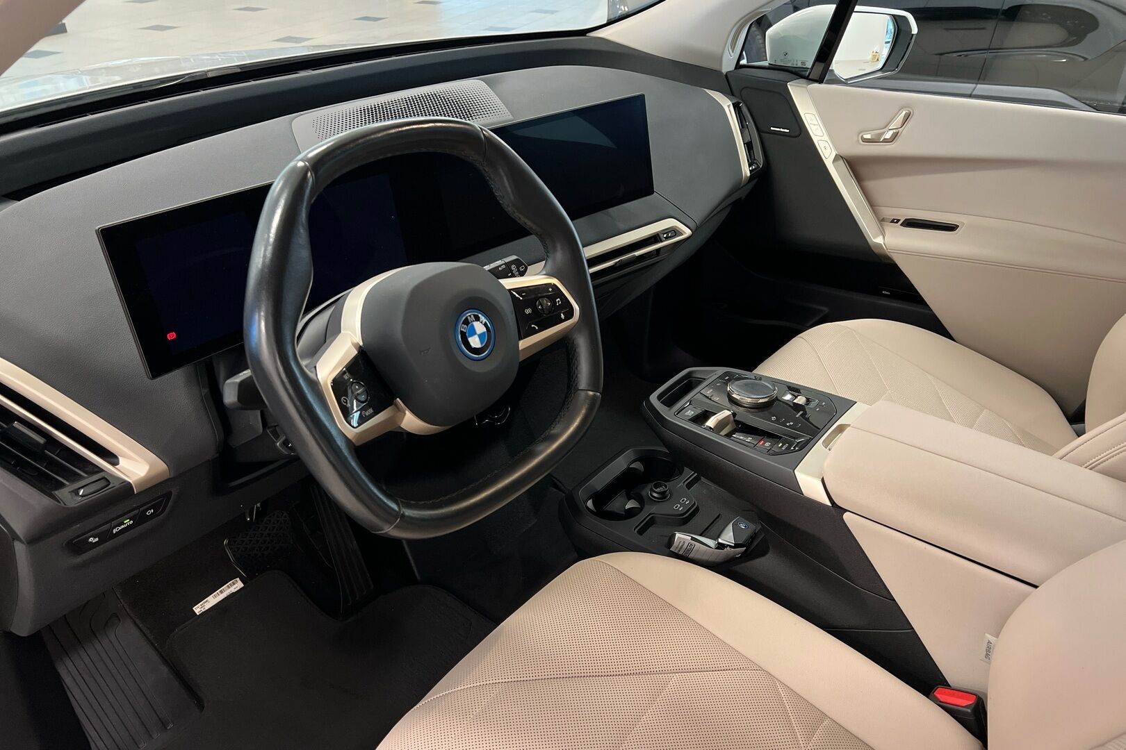 BMW iX iso kuva 4