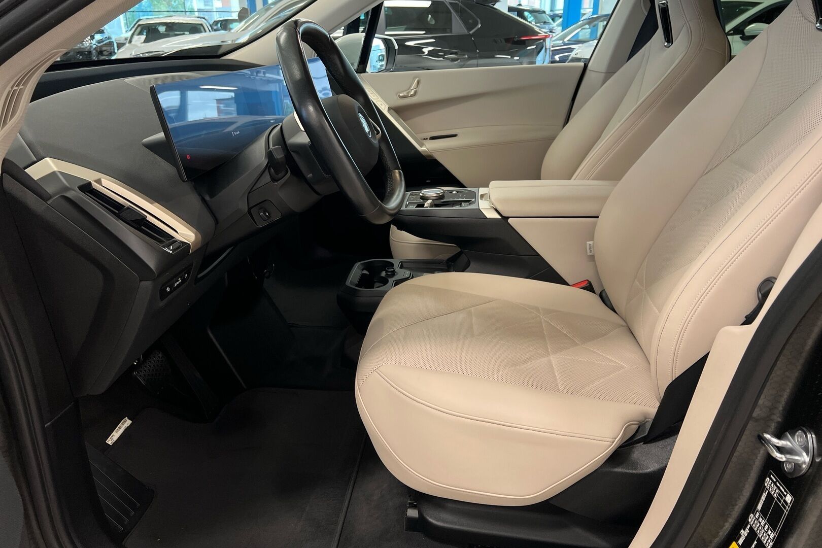 BMW iX iso kuva 15