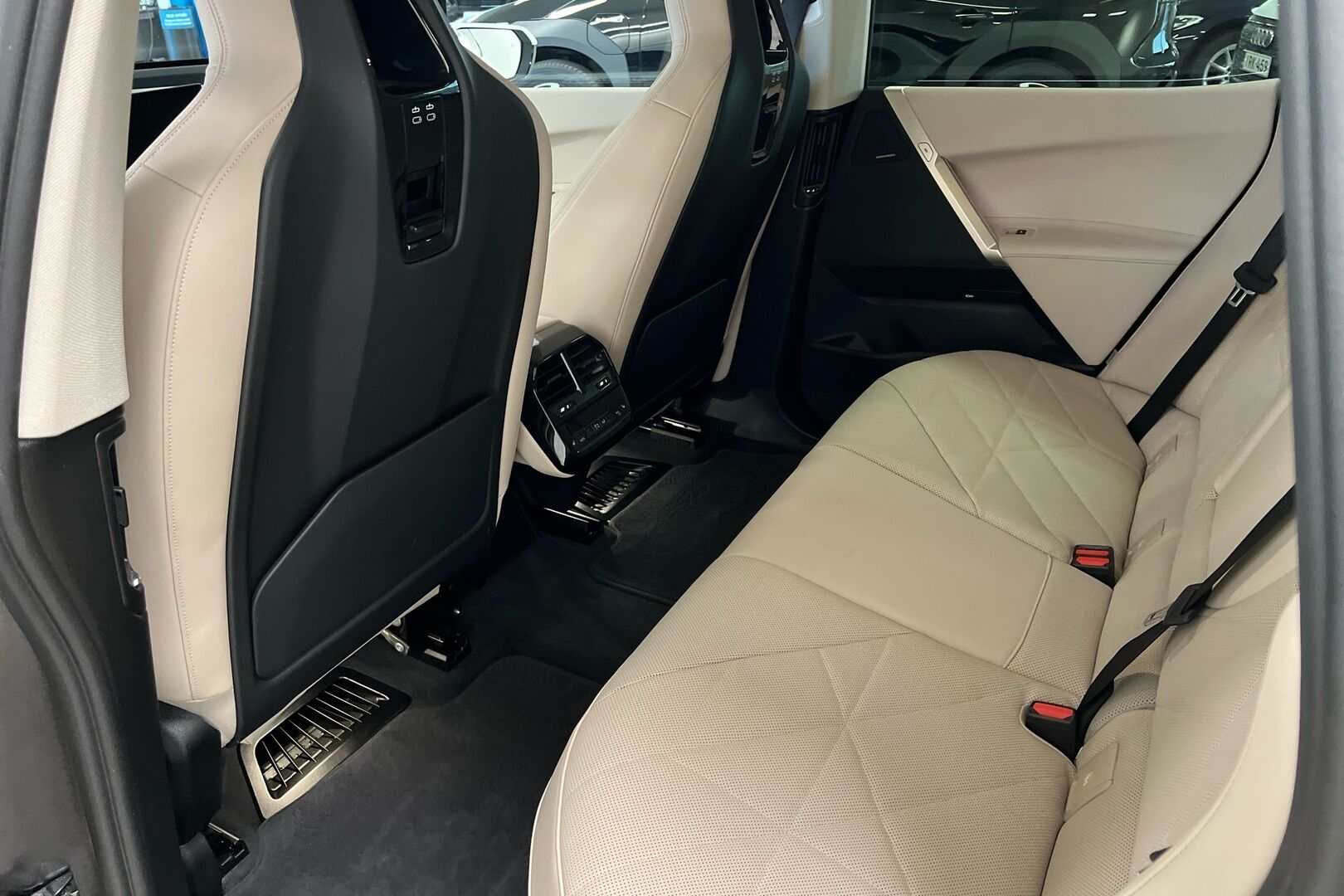 BMW iX iso kuva 16