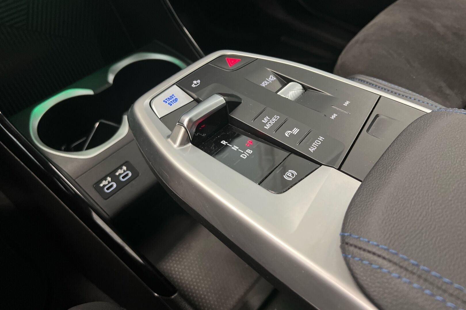 BMW iX1 iso kuva 13