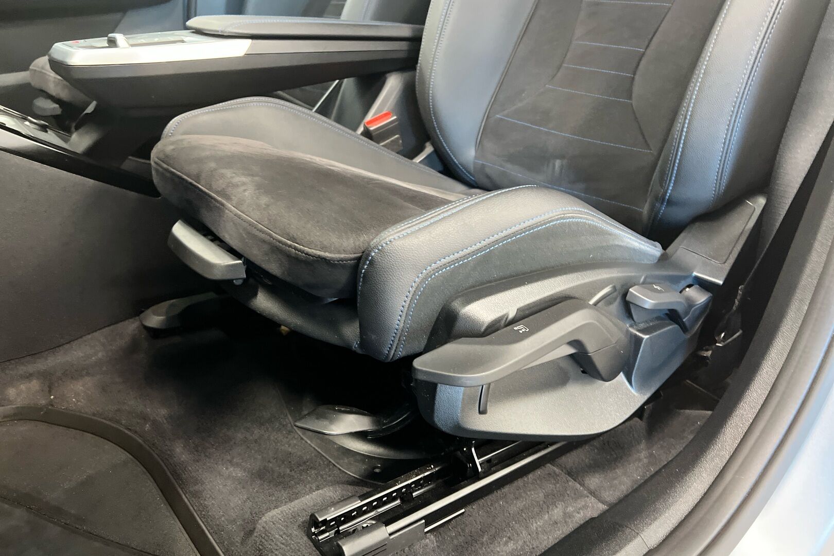 BMW iX1 iso kuva 18