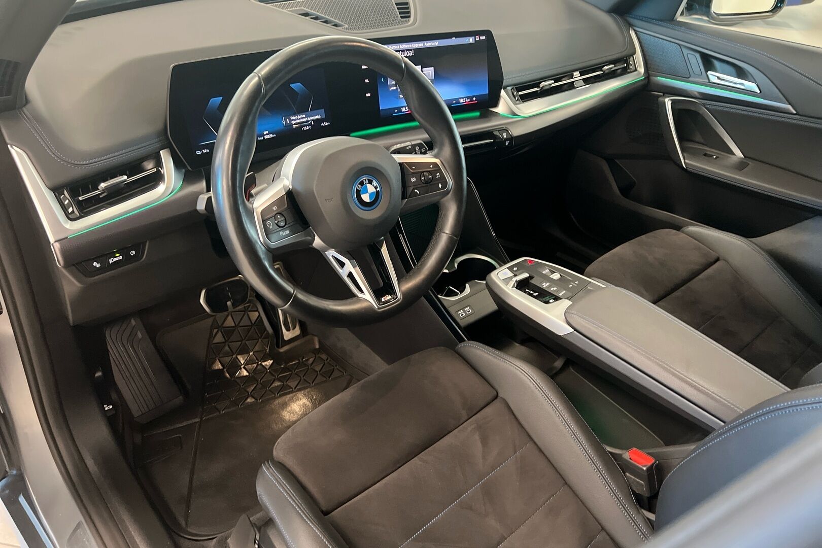 BMW iX1 iso kuva 6