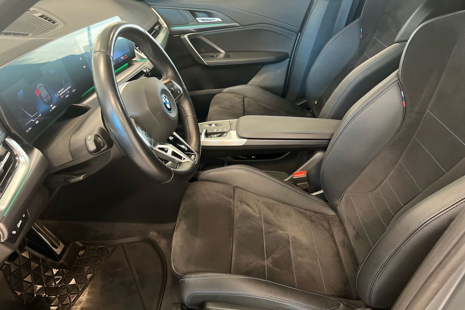 BMW iX1 iso kuva 7
