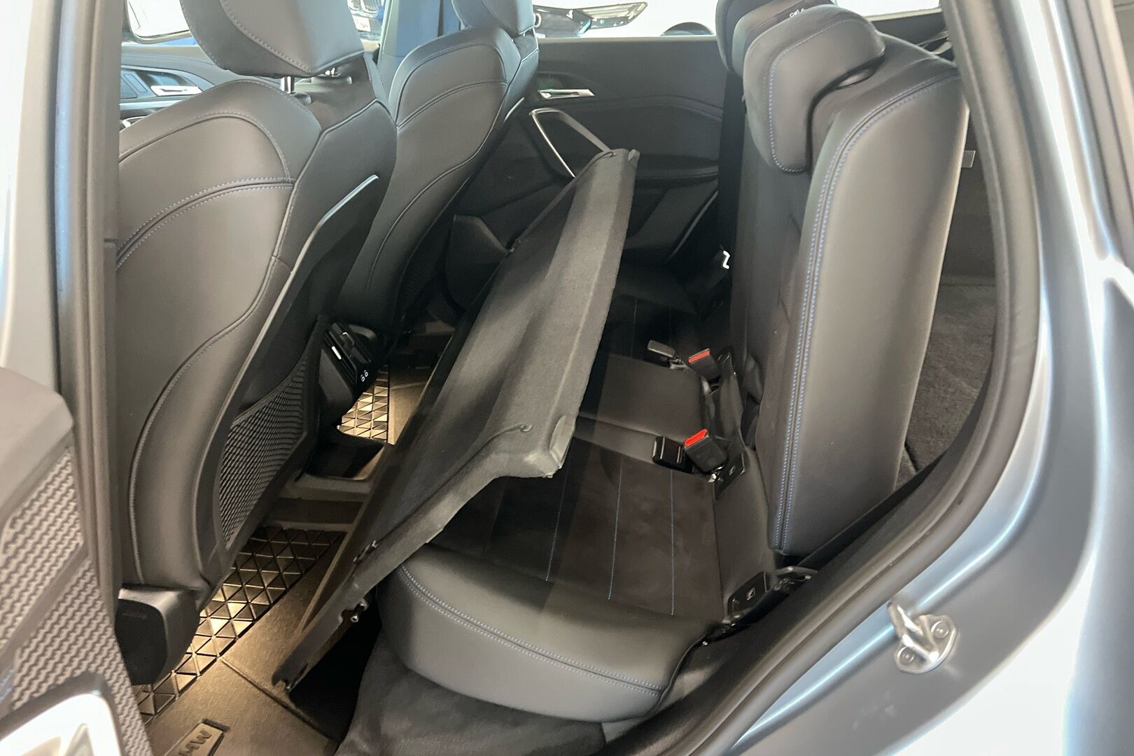 BMW iX1 iso kuva 8