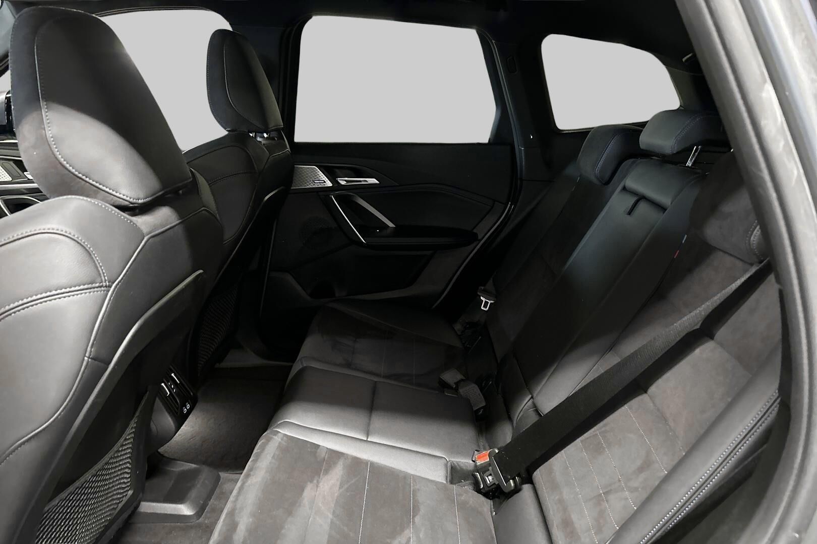 BMW iX1 iso kuva 10