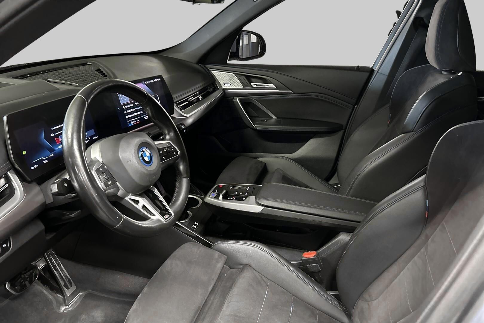 BMW iX1 iso kuva 9