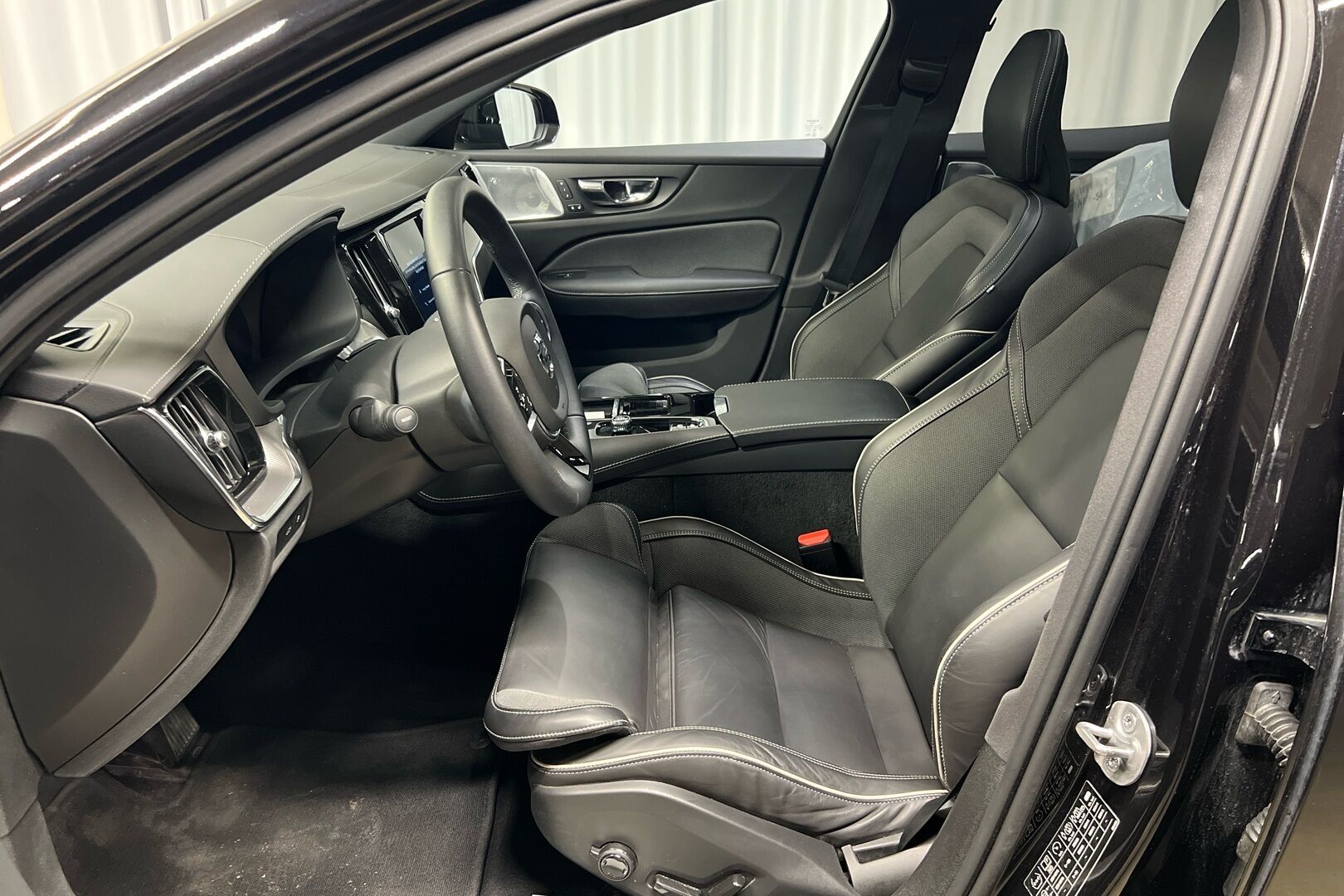 Volvo S60 iso kuva 7
