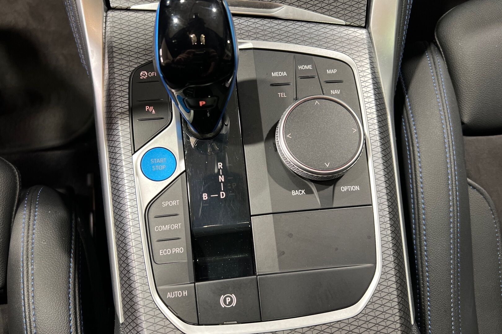 BMW i4 iso kuva 17