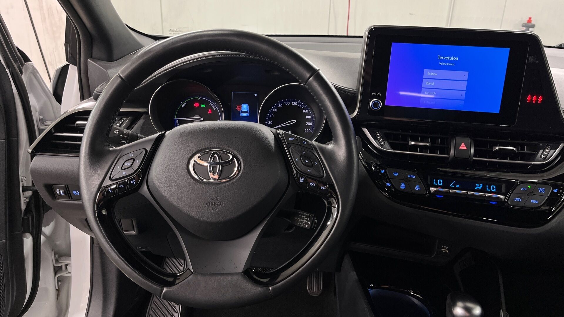 Toyota C-HR iso kuva 10
