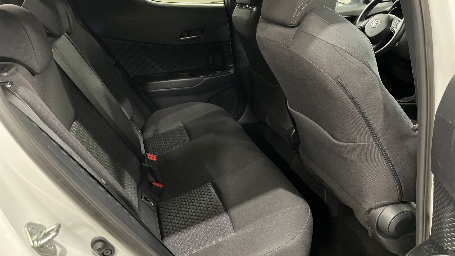 Toyota C-HR iso kuva 15