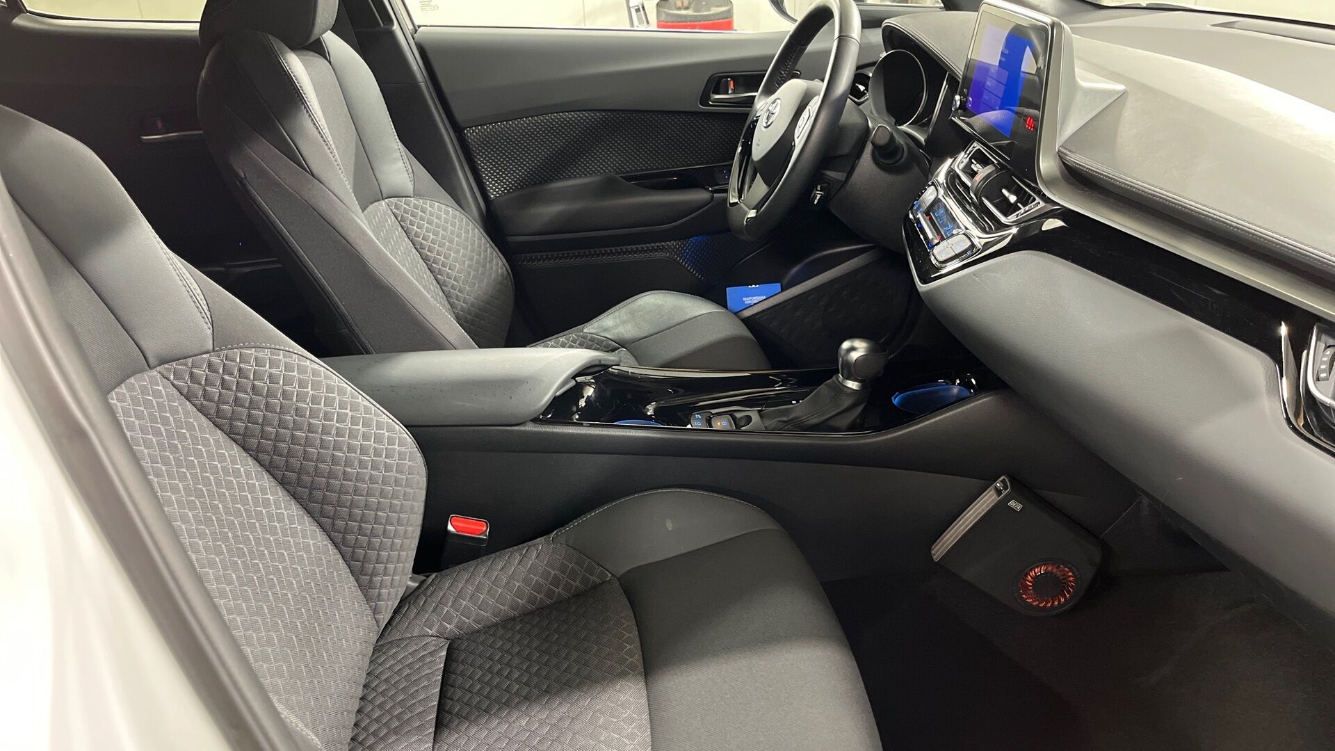 Toyota C-HR iso kuva 16