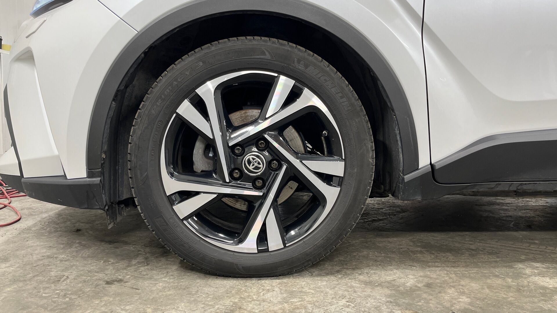 Toyota C-HR iso kuva 17