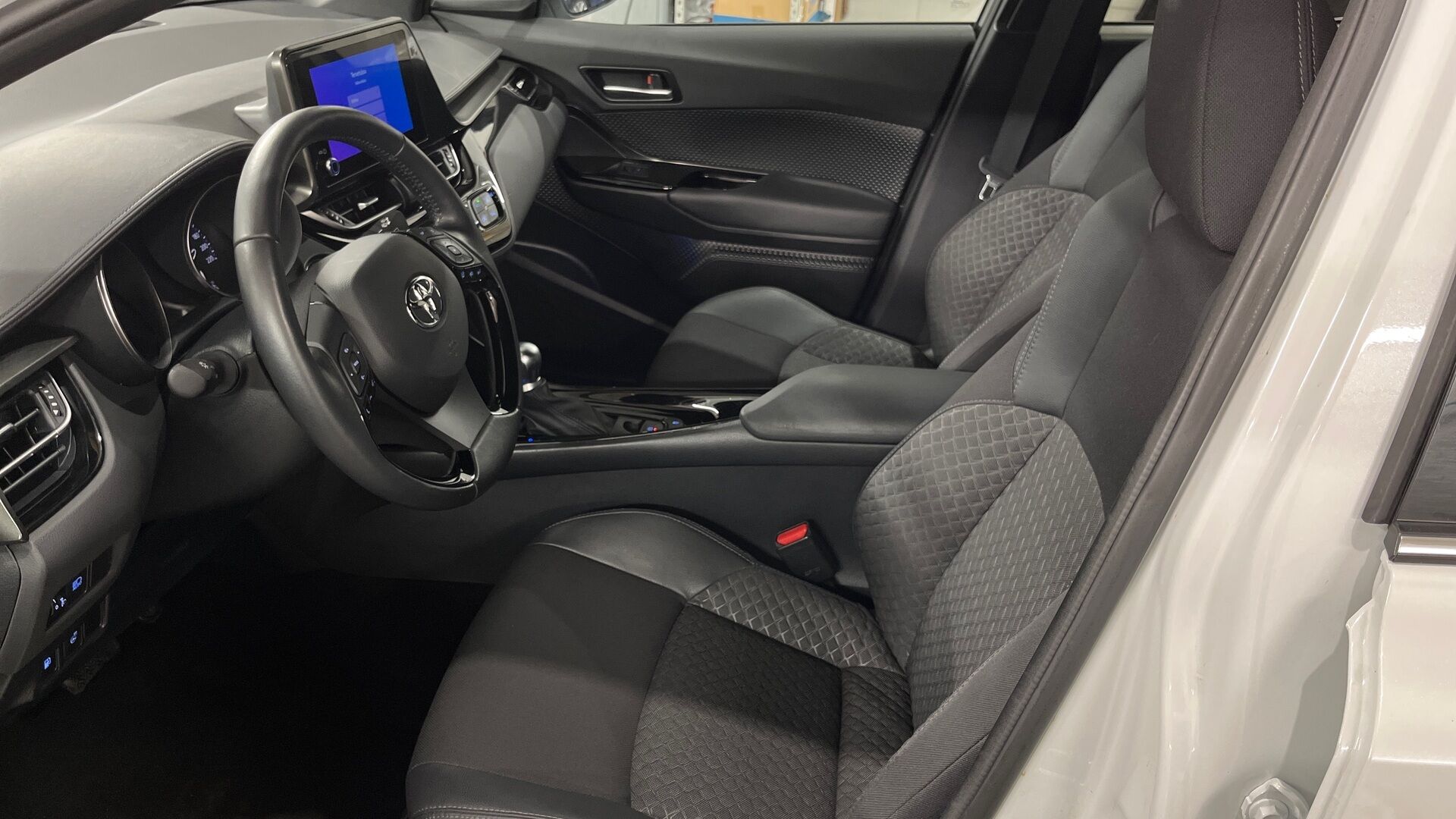 Toyota C-HR iso kuva 7