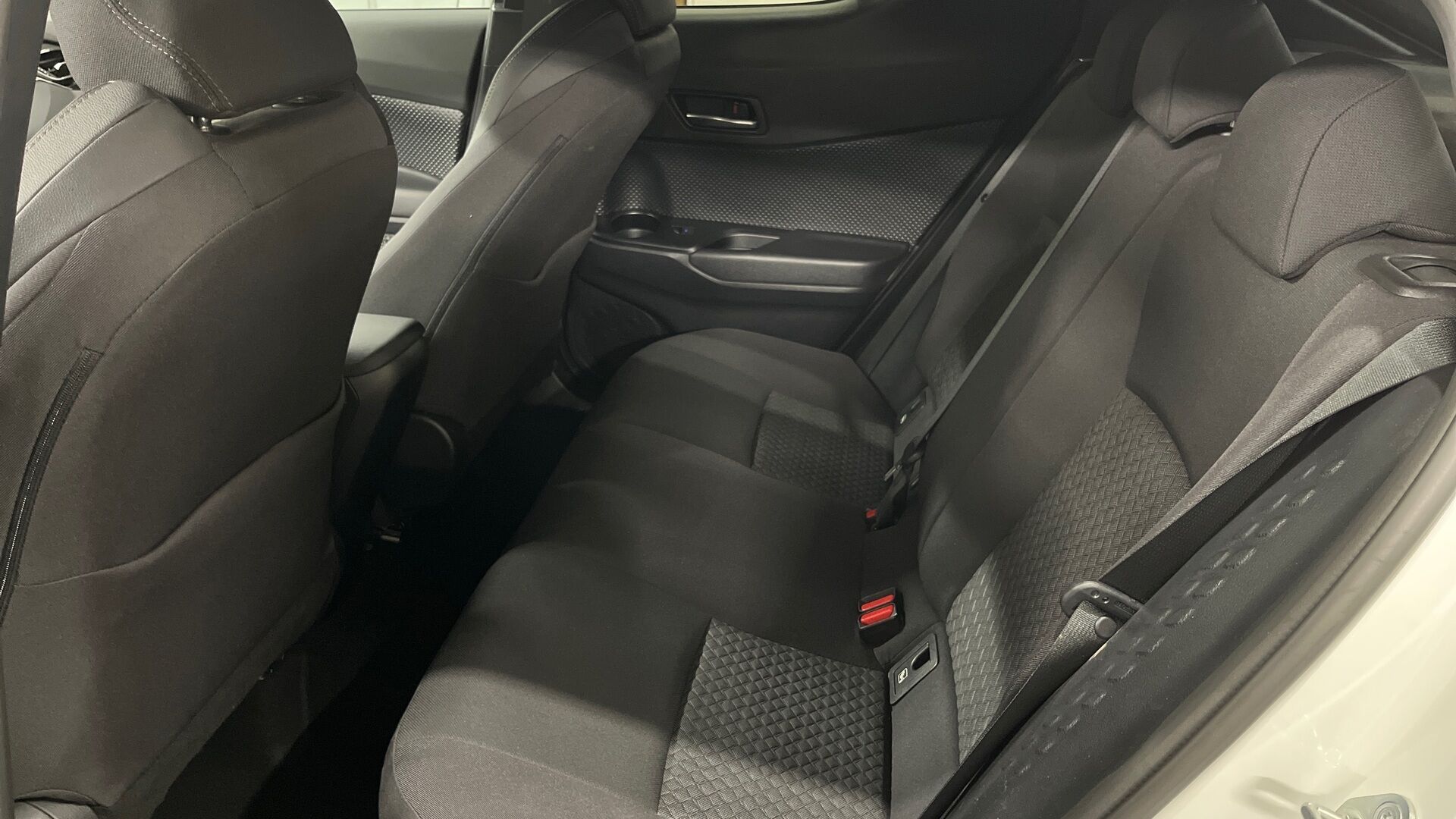 Toyota C-HR iso kuva 8