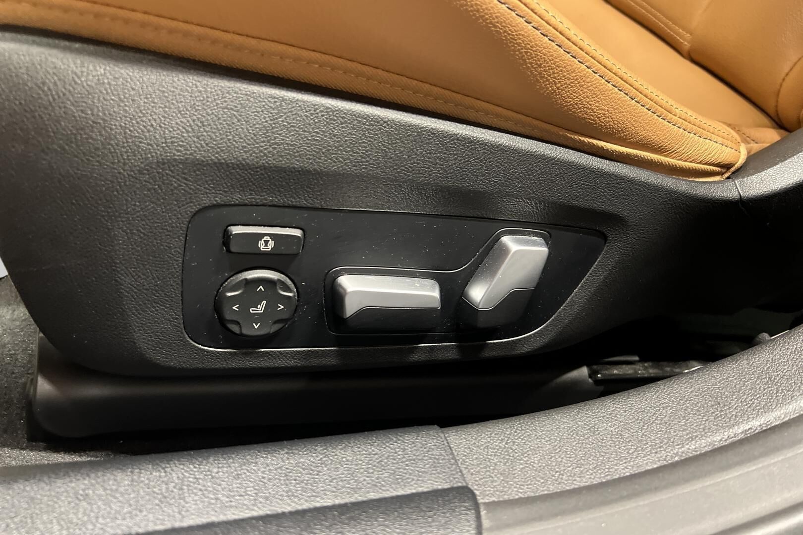BMW i4 iso kuva 8