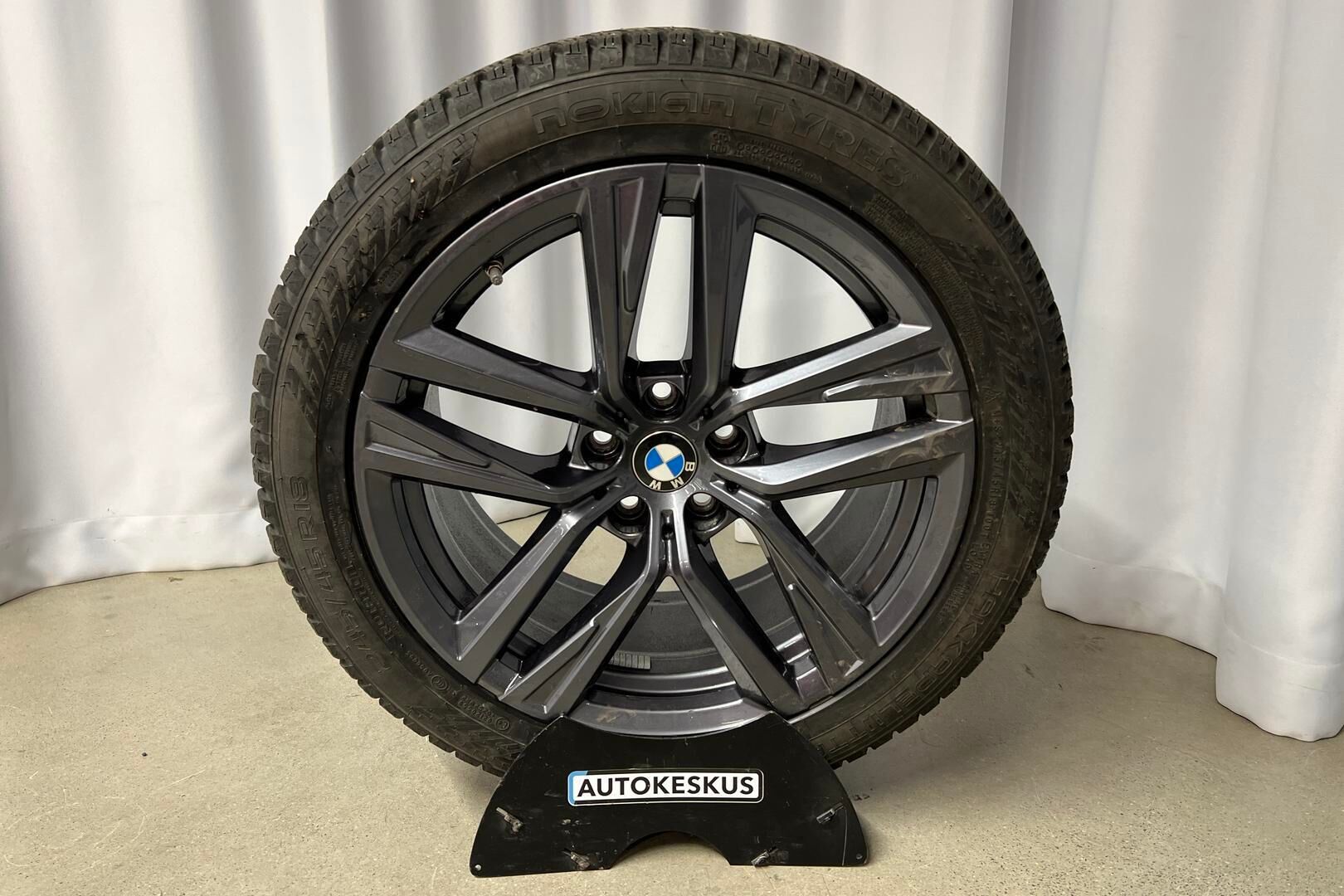 BMW i4 iso kuva 24
