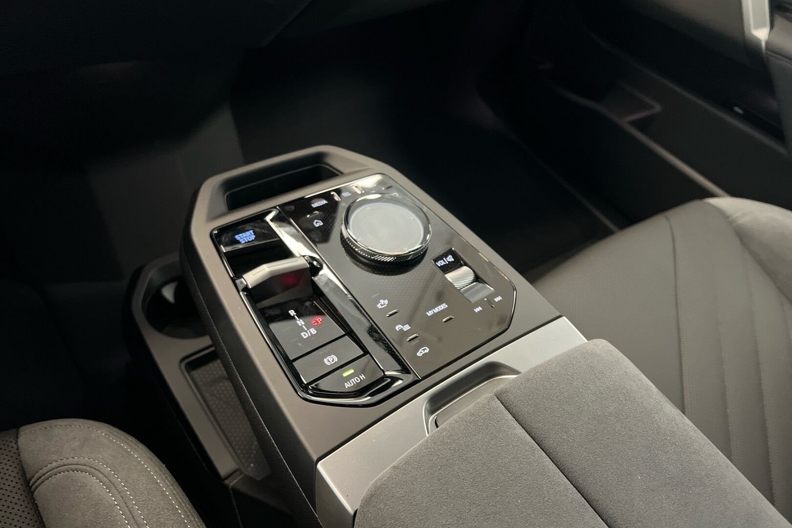 BMW iX iso kuva 11