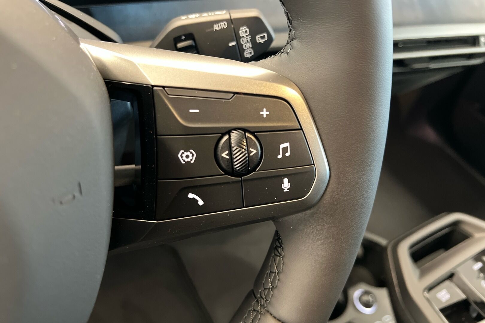 BMW iX iso kuva 12