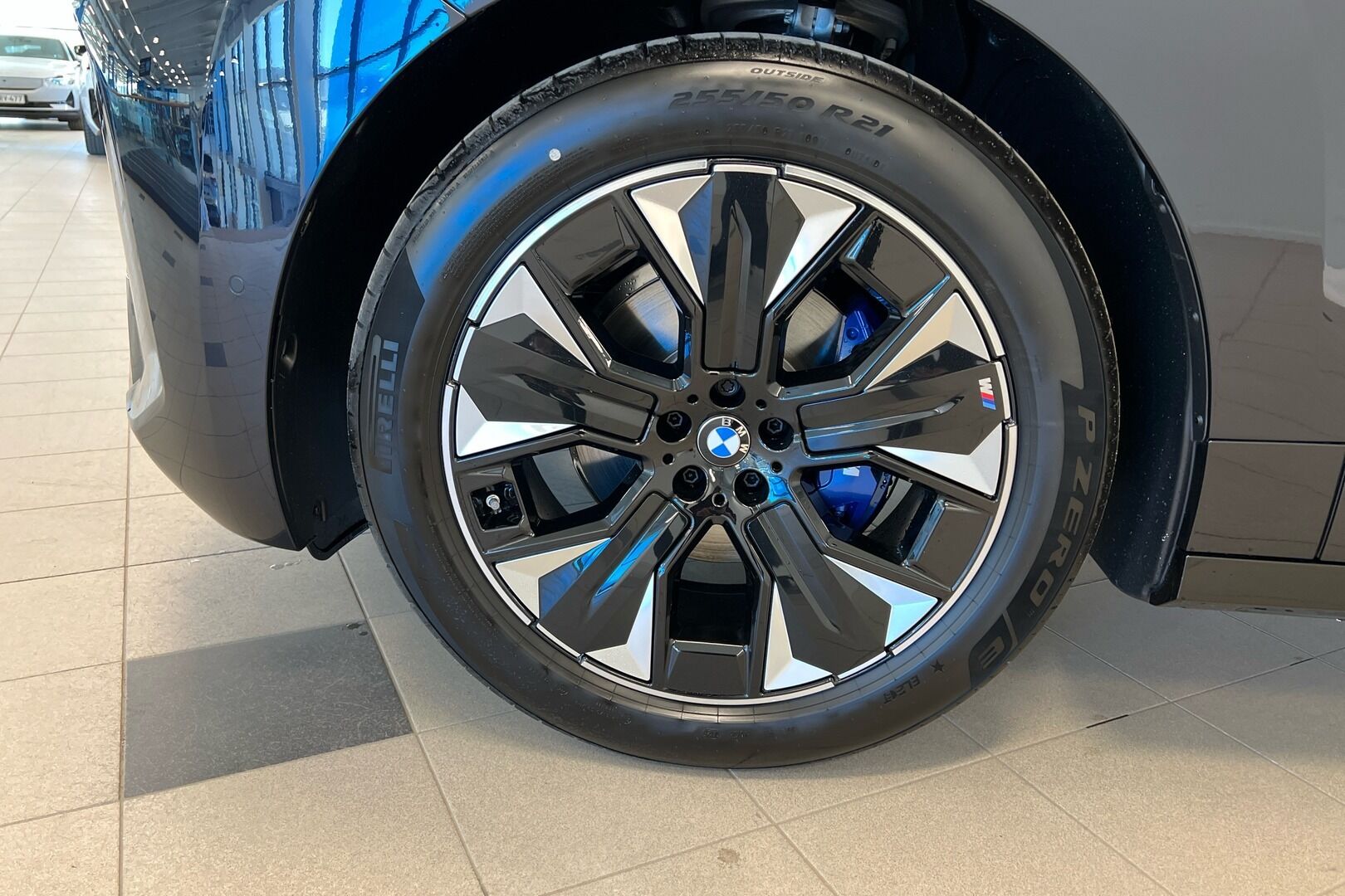 BMW iX iso kuva 9