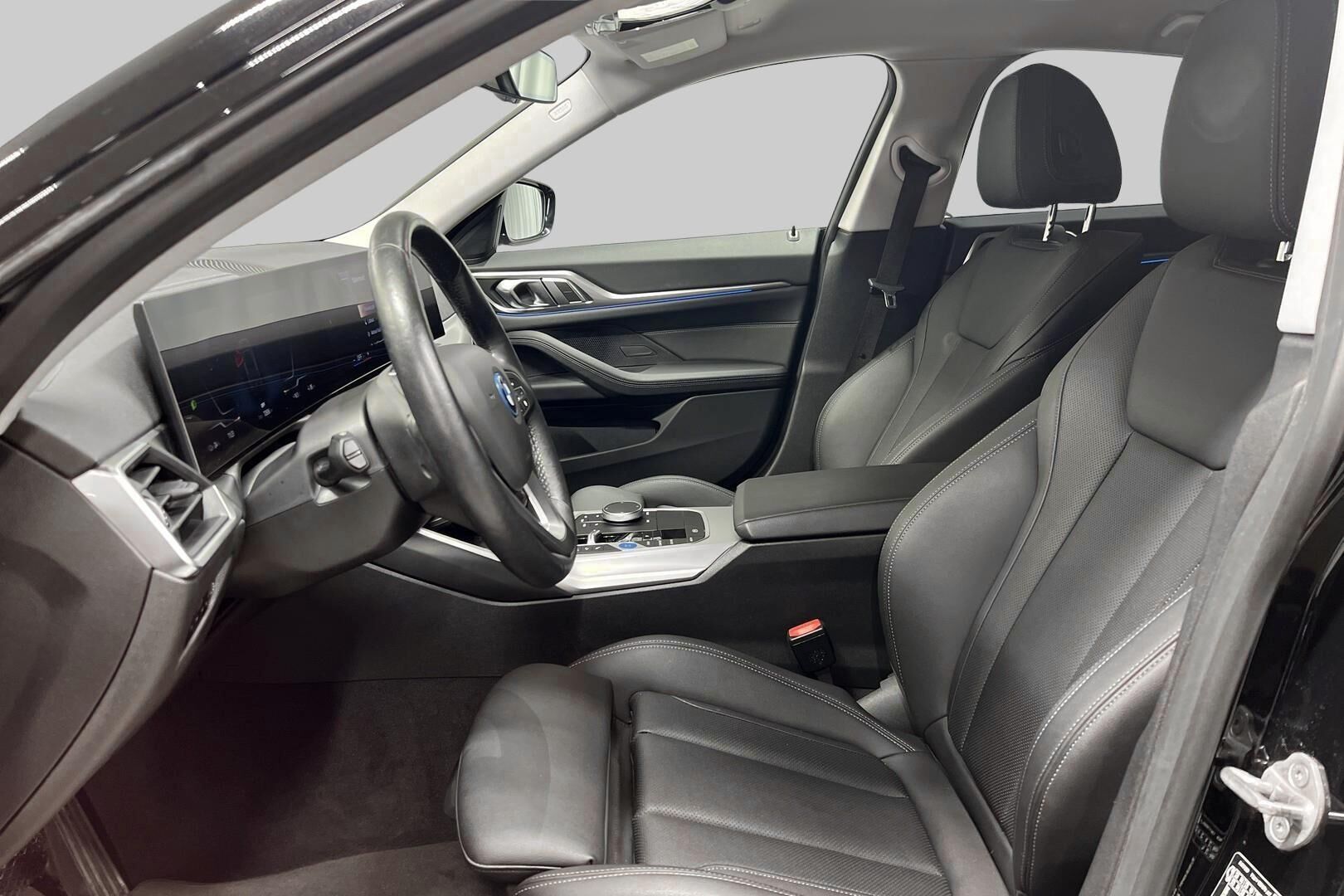 BMW i4 iso kuva 8