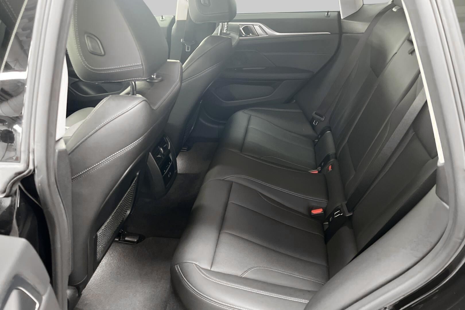 BMW i4 iso kuva 9