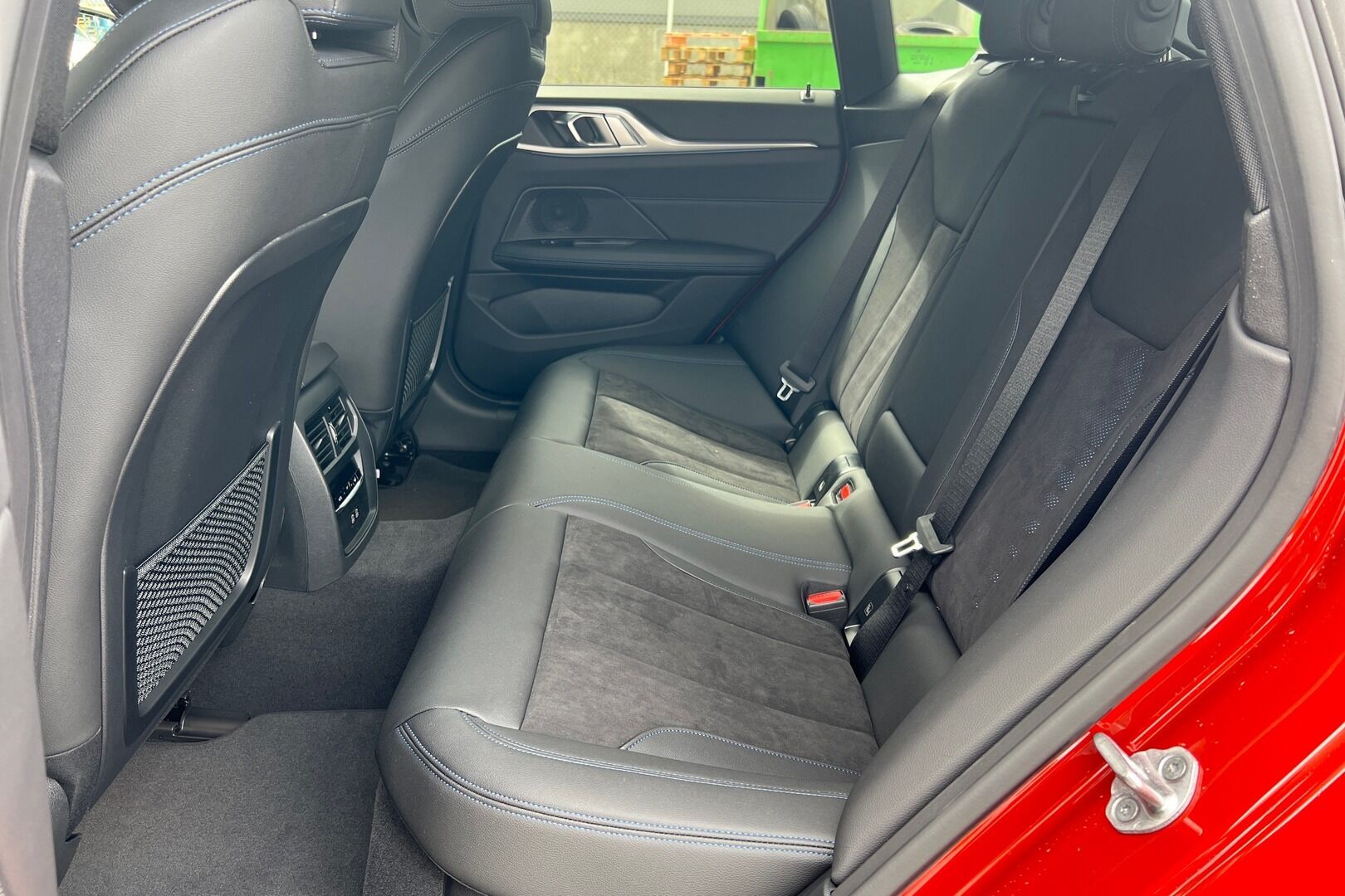 BMW i4 iso kuva 8
