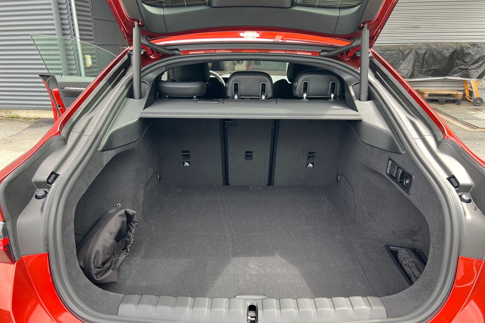 BMW i4 iso kuva 9