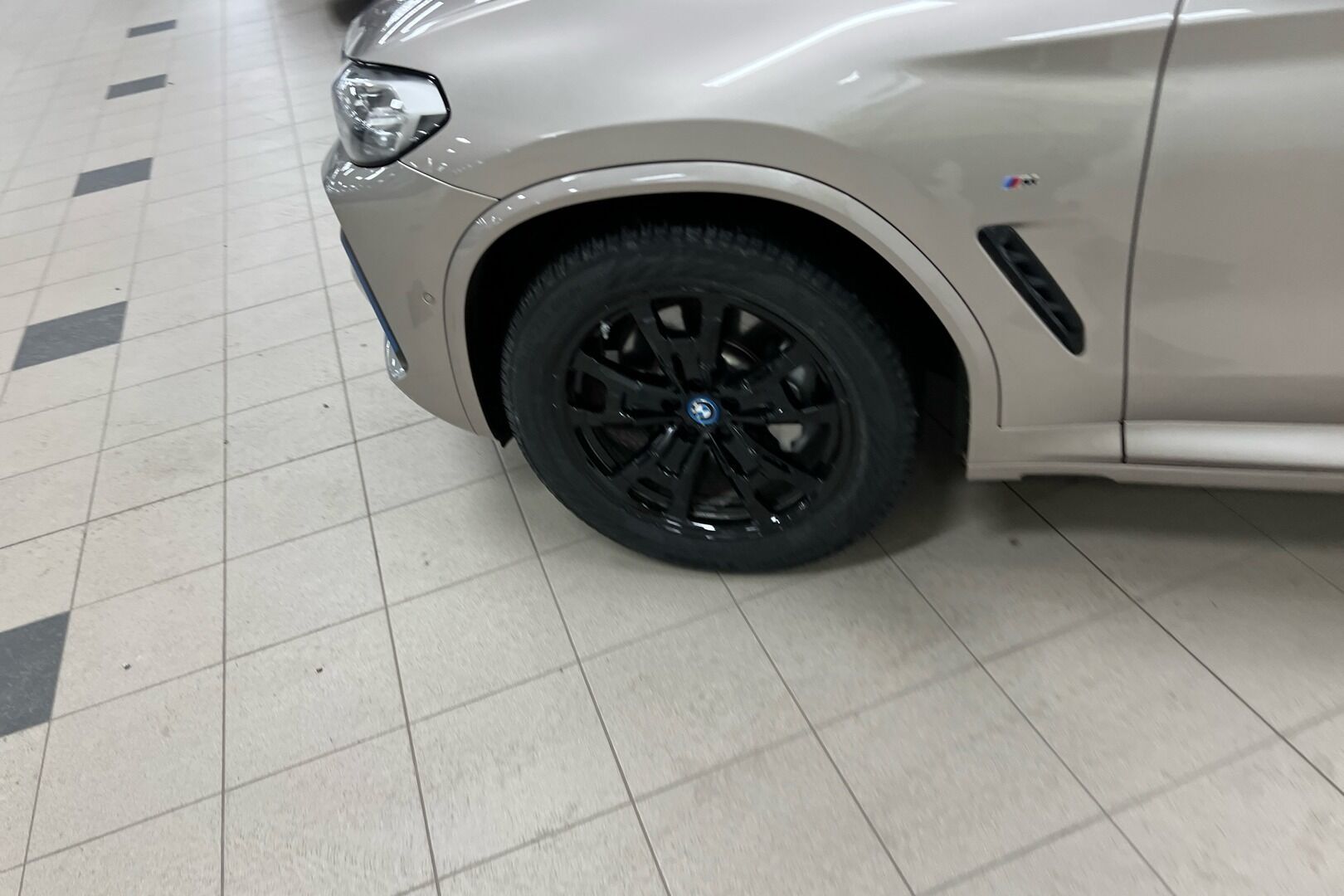 BMW iX3 iso kuva 9