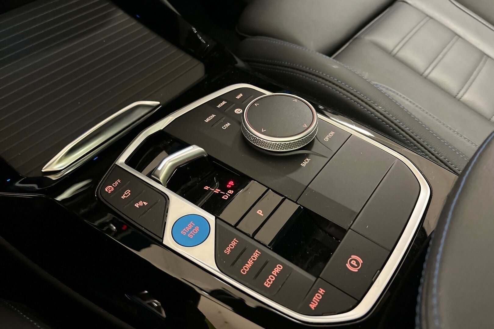 BMW iX3 iso kuva 13