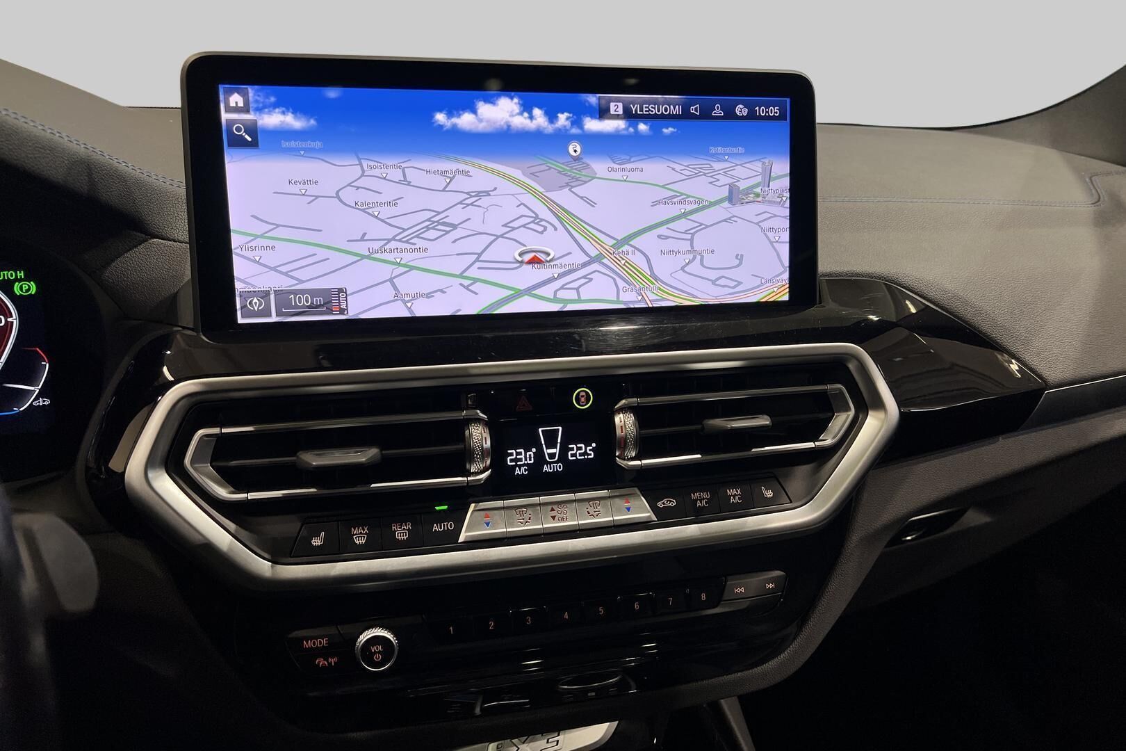 BMW iX3 iso kuva 15