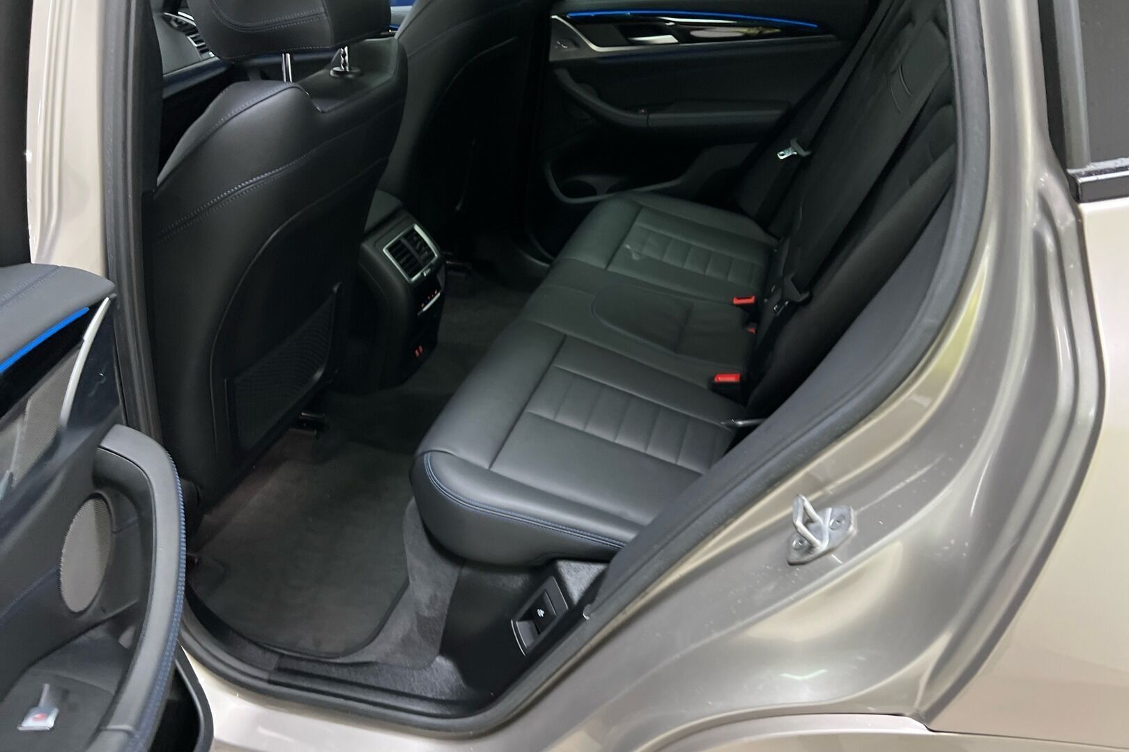 BMW iX3 iso kuva 7