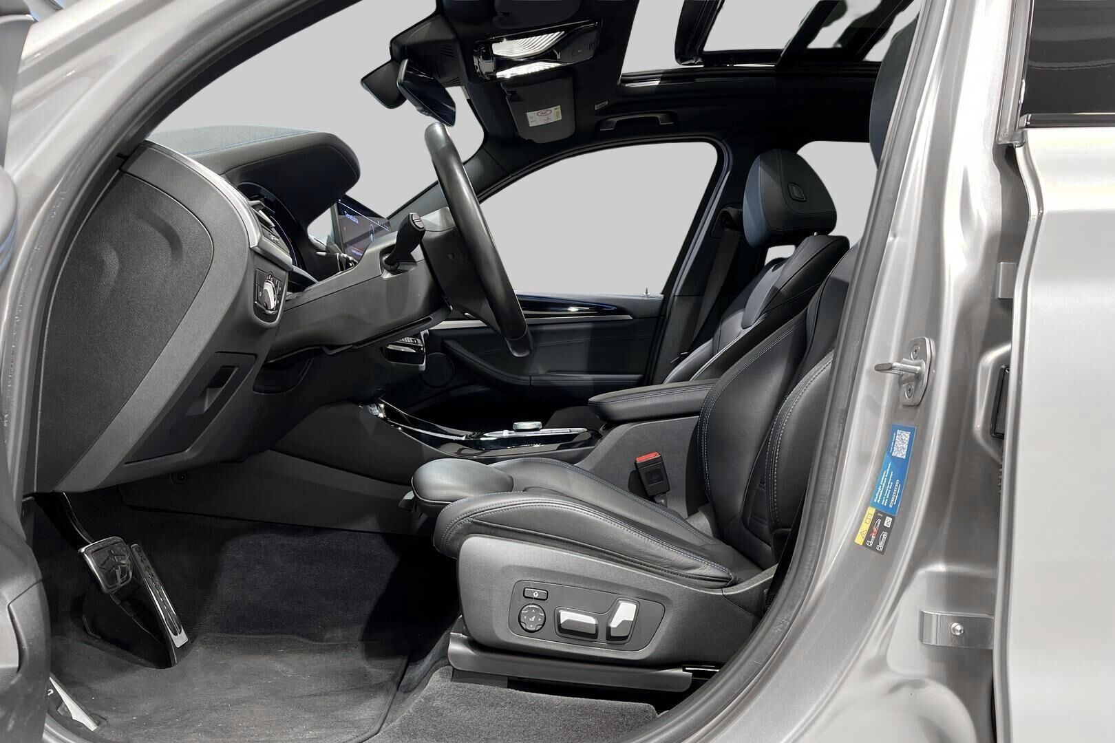 BMW iX3 iso kuva 9
