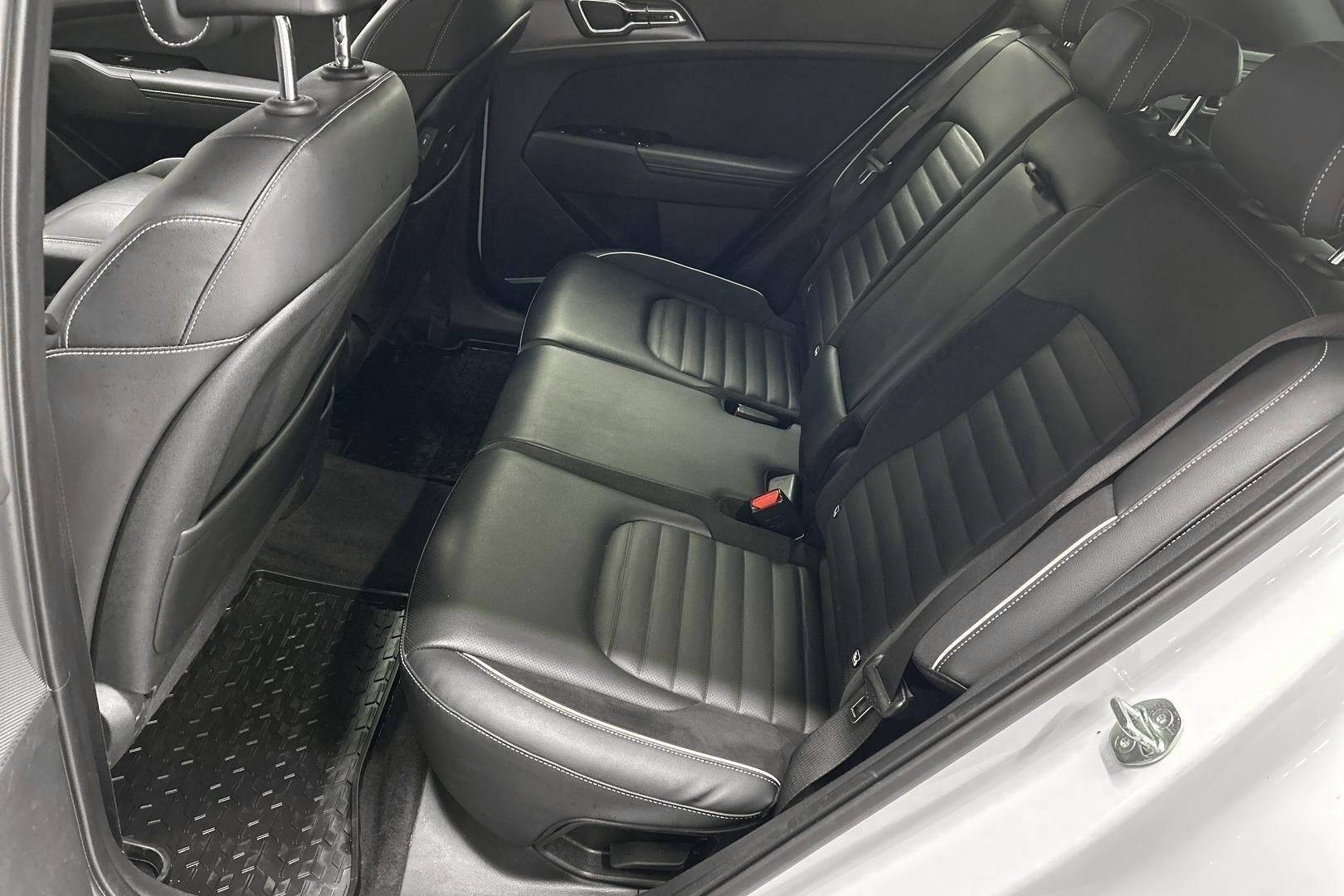 Kia Sportage iso kuva 8