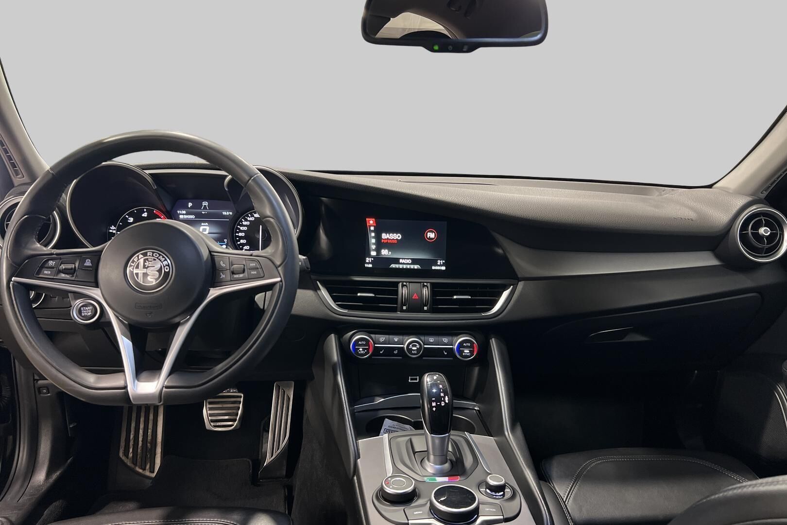Alfa Romeo Giulia iso kuva 11