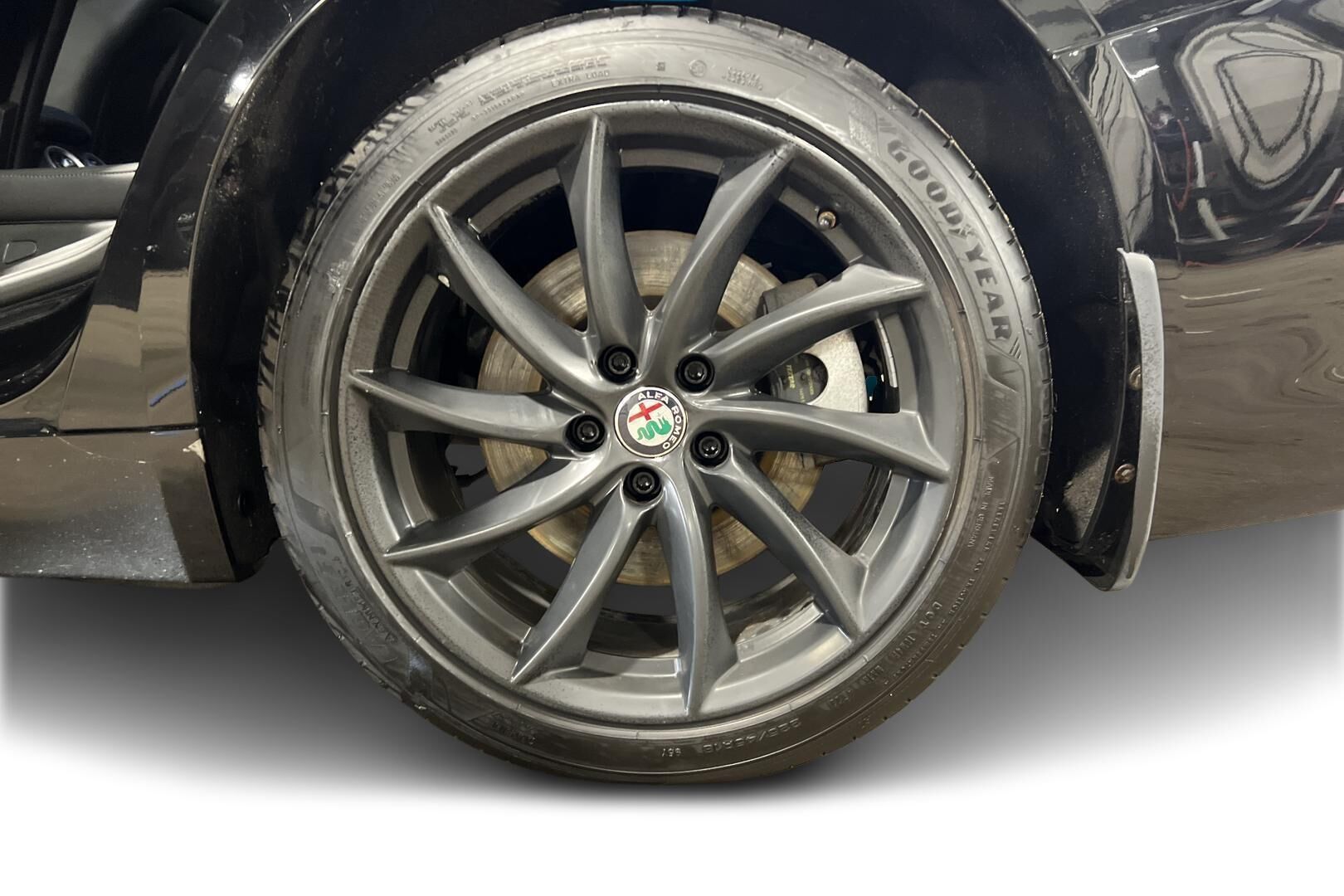 Alfa Romeo Giulia iso kuva 13