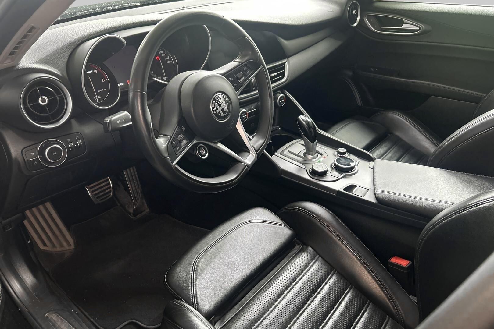 Alfa Romeo Giulia iso kuva 2