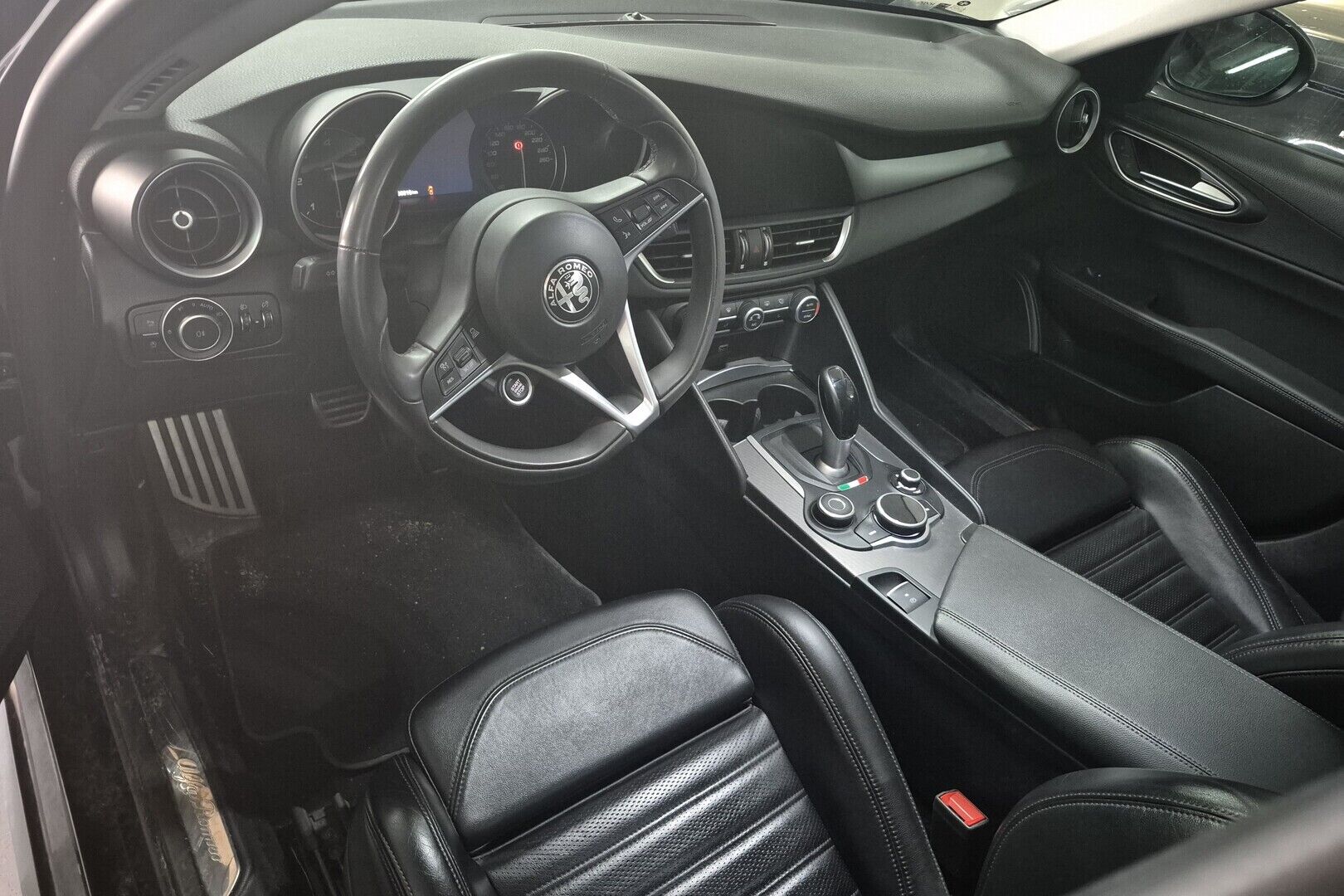 Alfa Romeo Giulia iso kuva 3