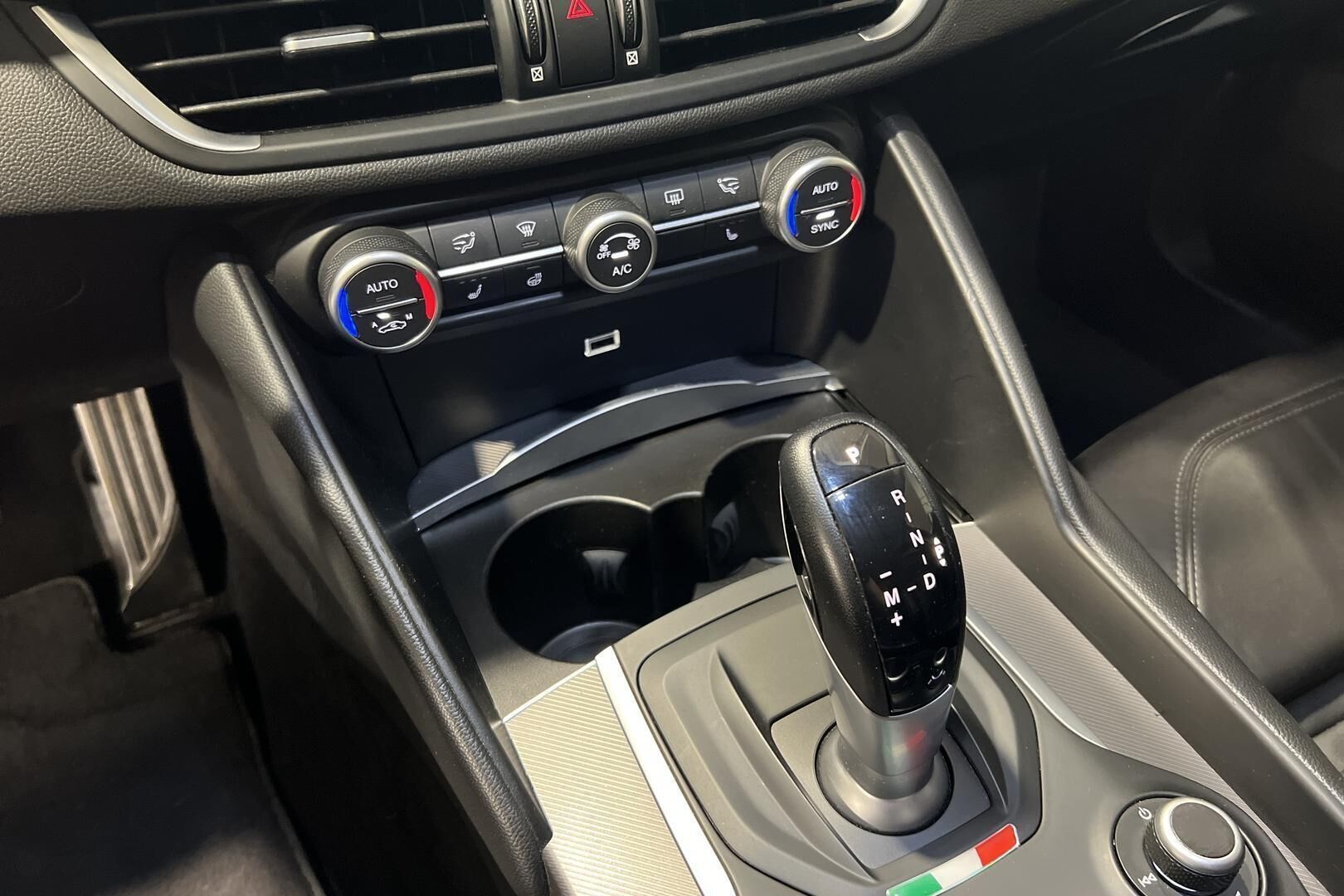 Alfa Romeo Giulia iso kuva 24