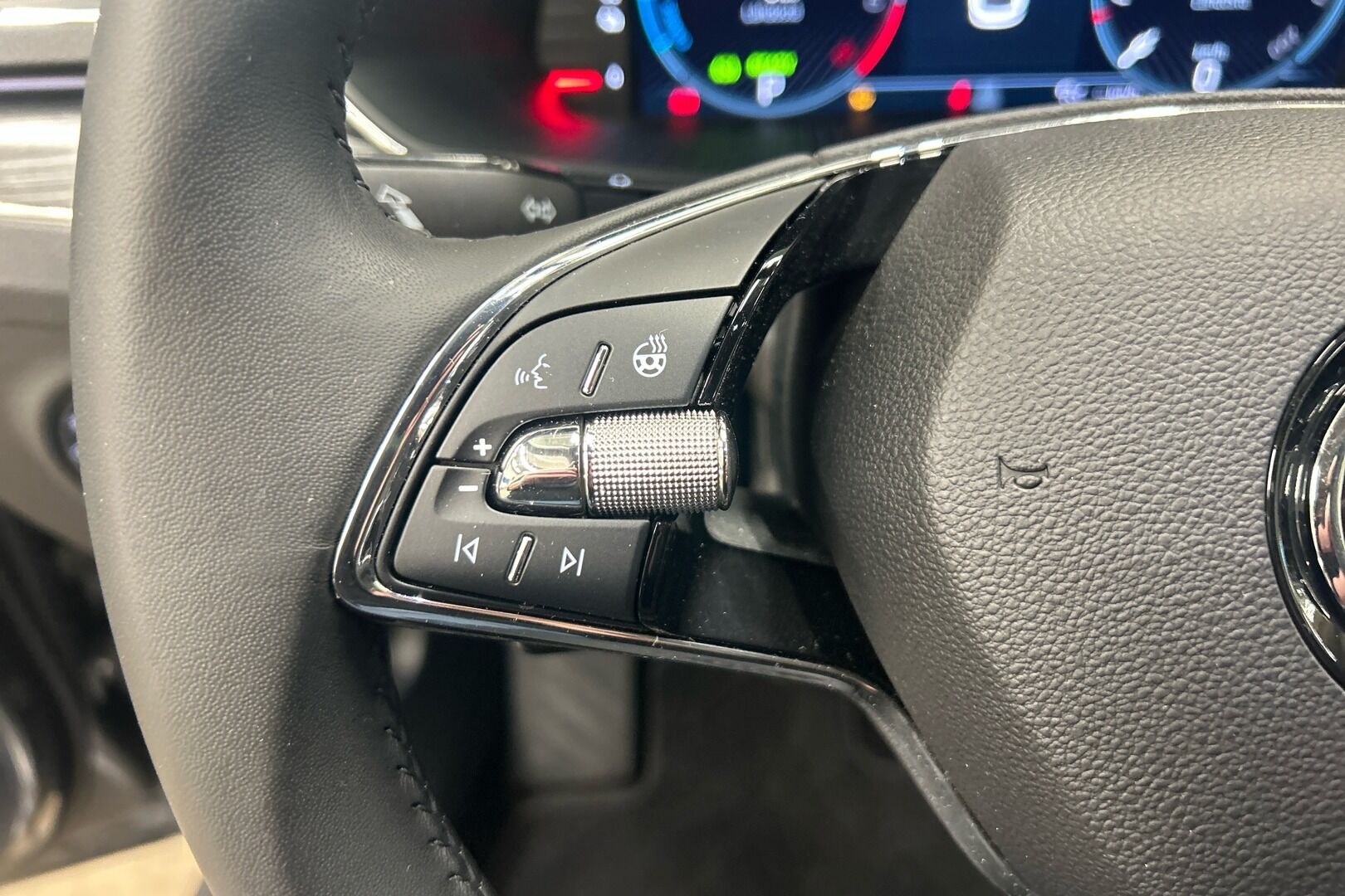 Skoda Superb iso kuva 14