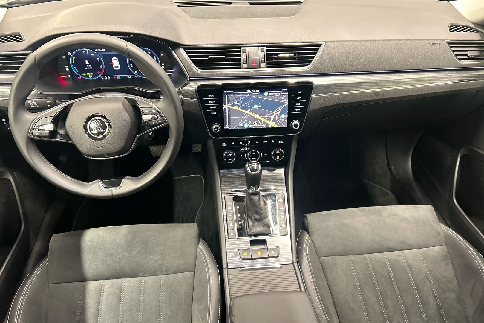 Skoda Superb iso kuva 6
