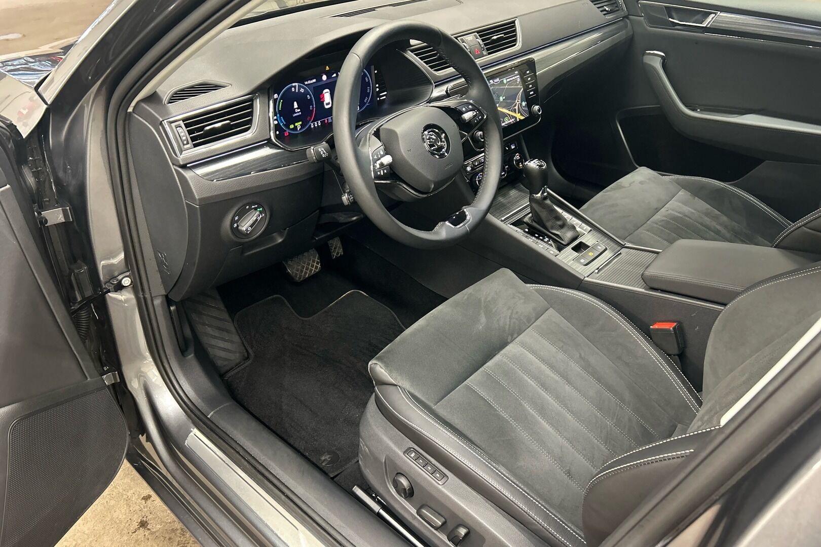 Skoda Superb iso kuva 7