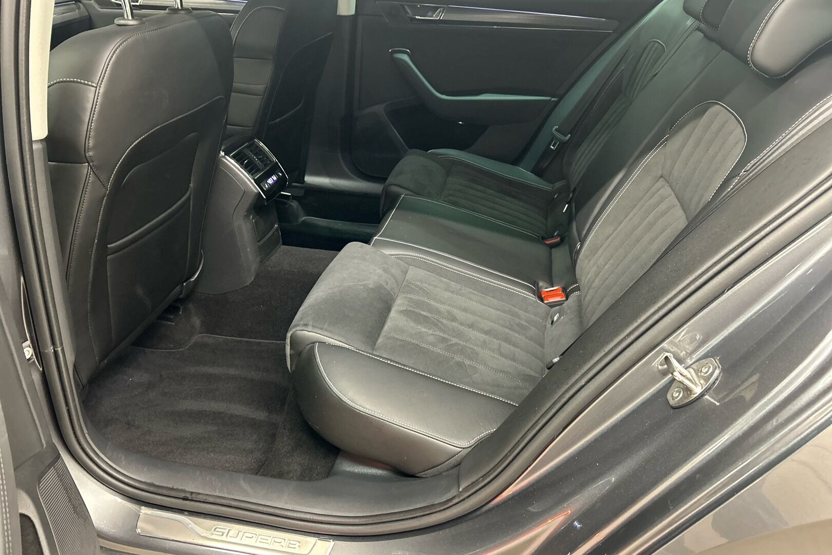 Skoda Superb iso kuva 8
