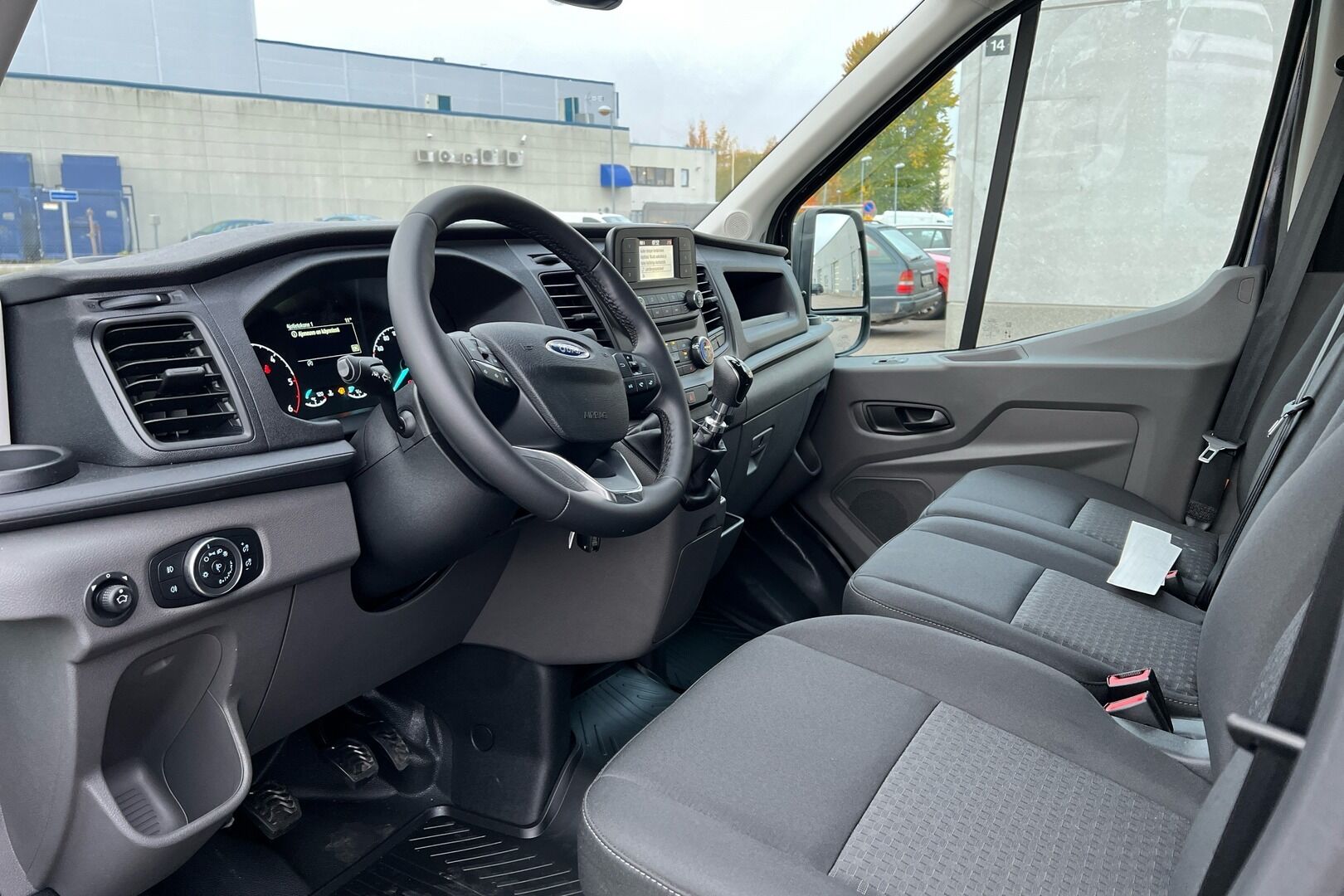 Ford Transit iso kuva 6