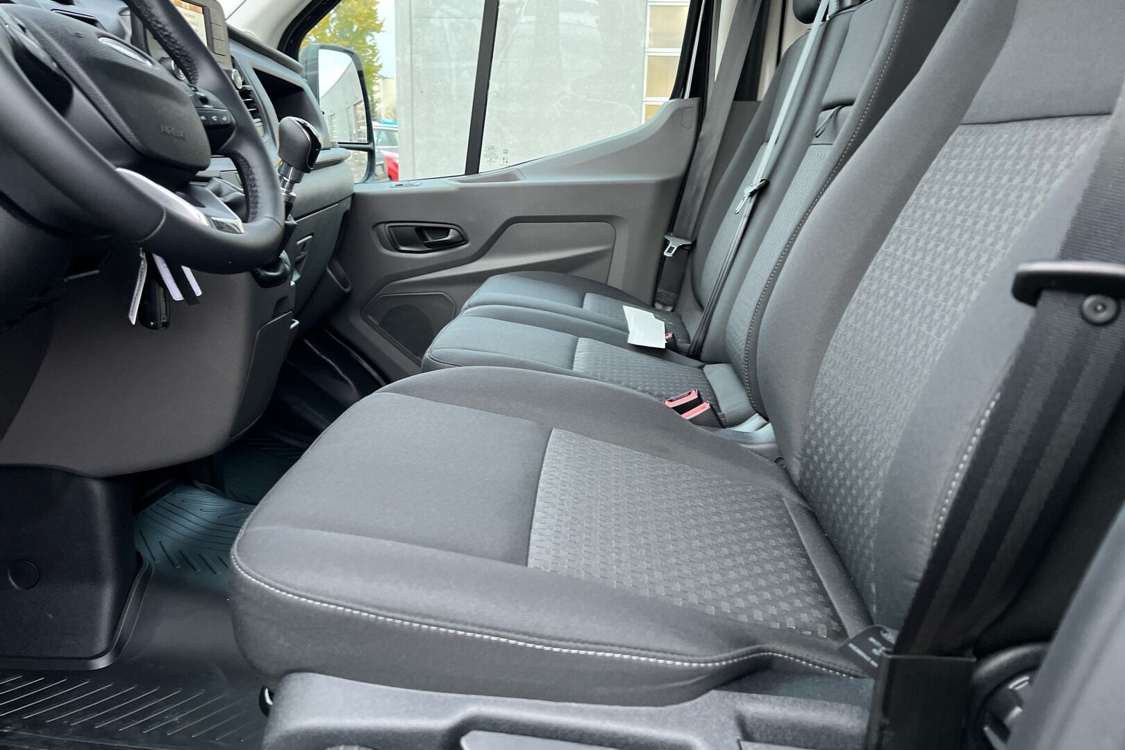 Ford Transit iso kuva 8