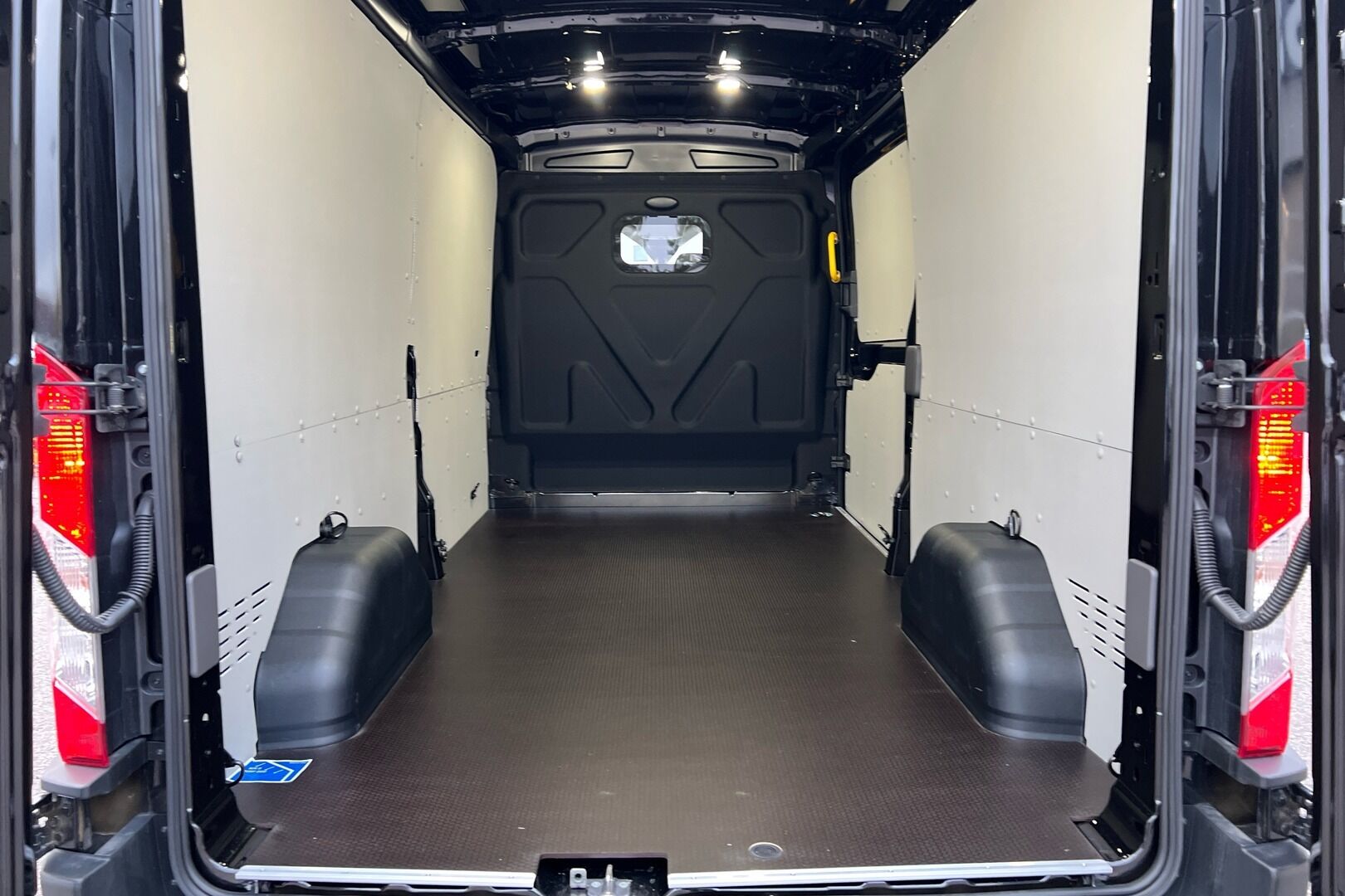 Ford Transit iso kuva 9