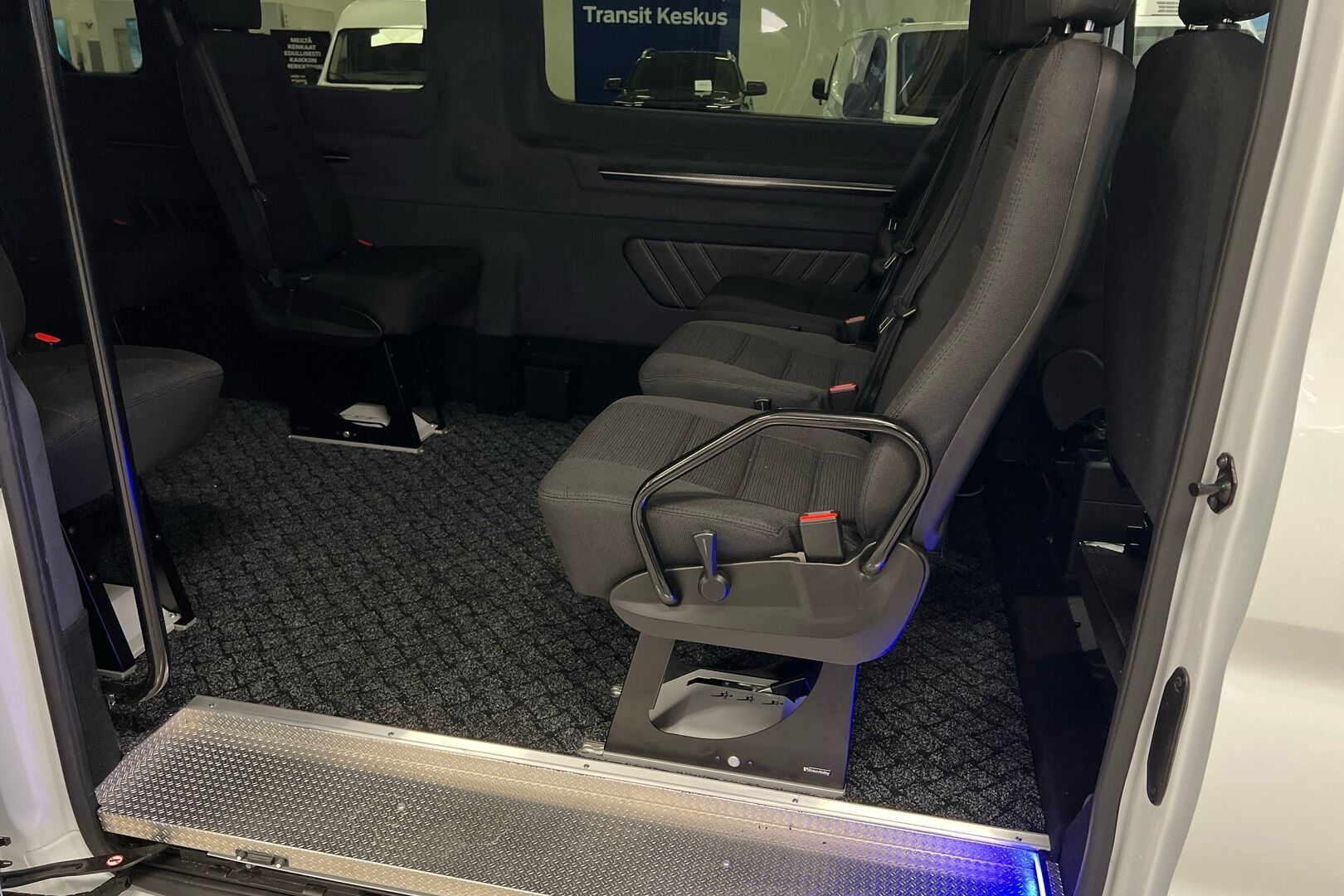 Ford Transit iso kuva 8