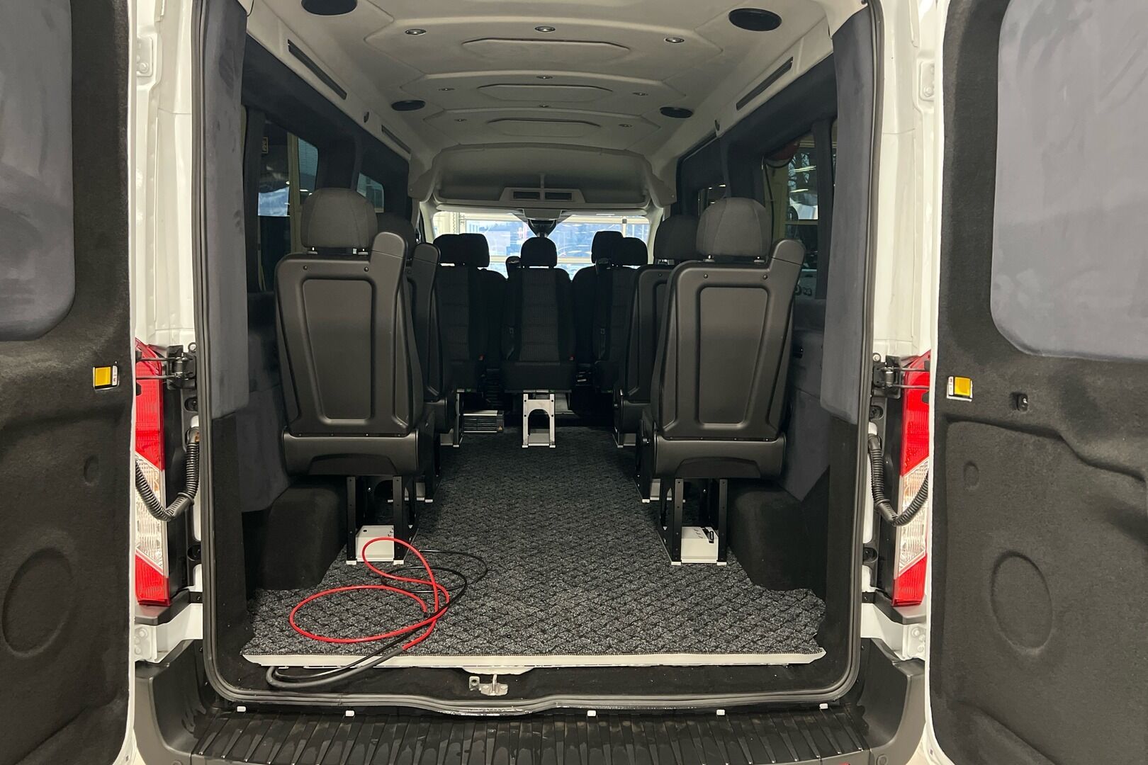 Ford Transit iso kuva 9