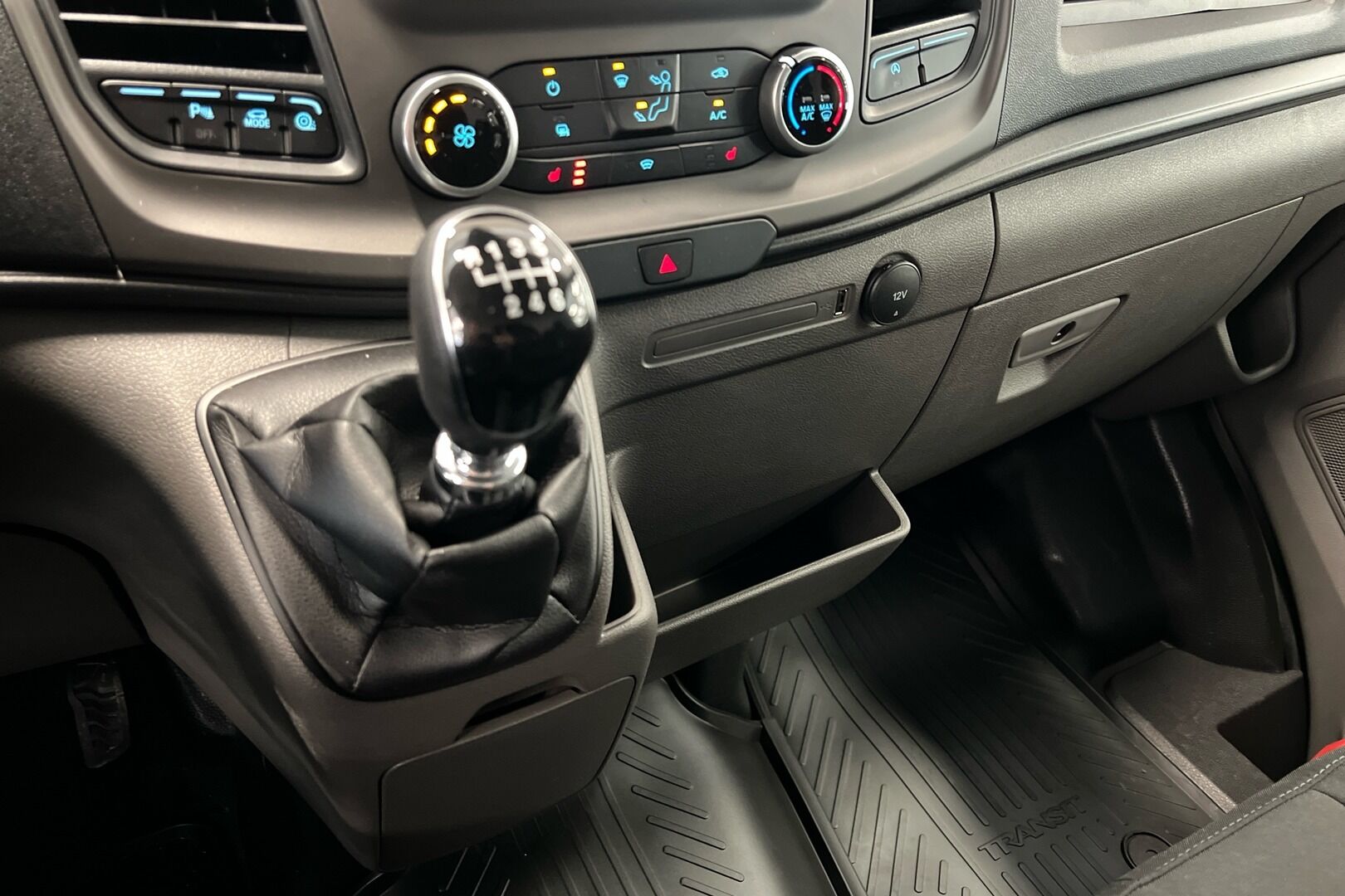 Ford Transit iso kuva 12