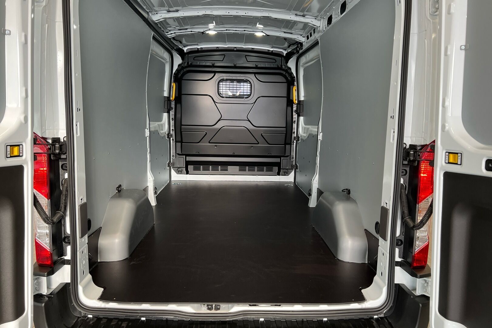 Ford Transit iso kuva 7